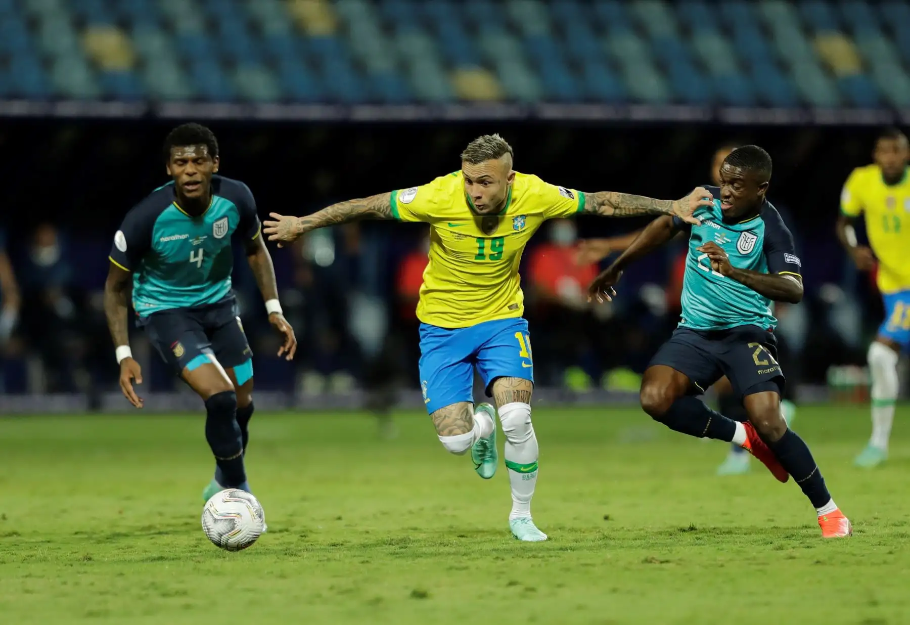 Everton de Brasil disputa hoy el balón con Jhegson Méndez (d) y Robert Arboleda (i) de Ecuador, durante un partido por el Grupo B de la Copa América en el estadio Olímpico Pedro Ludovico Teixeira, en Goiania (Brasil). Foto: EFE
