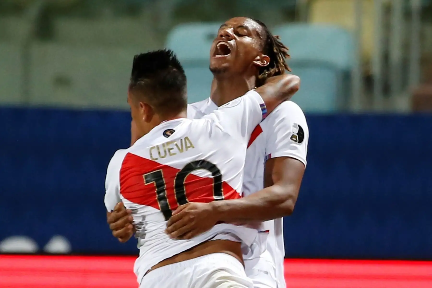 André Carrillo (d) de Perú celebra un gol contra Ecuador hoy, en un partido del grupo B de la Copa América en el estadio Olímpico en Goiania (Brasil).