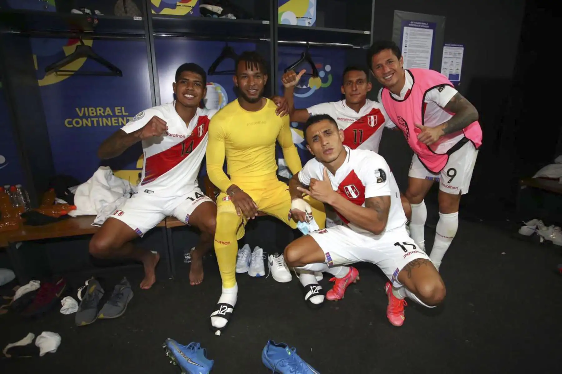 Así fue la celebración de los jugadores de la selección peruana tras calificar ante su rival Venezuela a cuartos de final de la Copa América. Foto: FPF