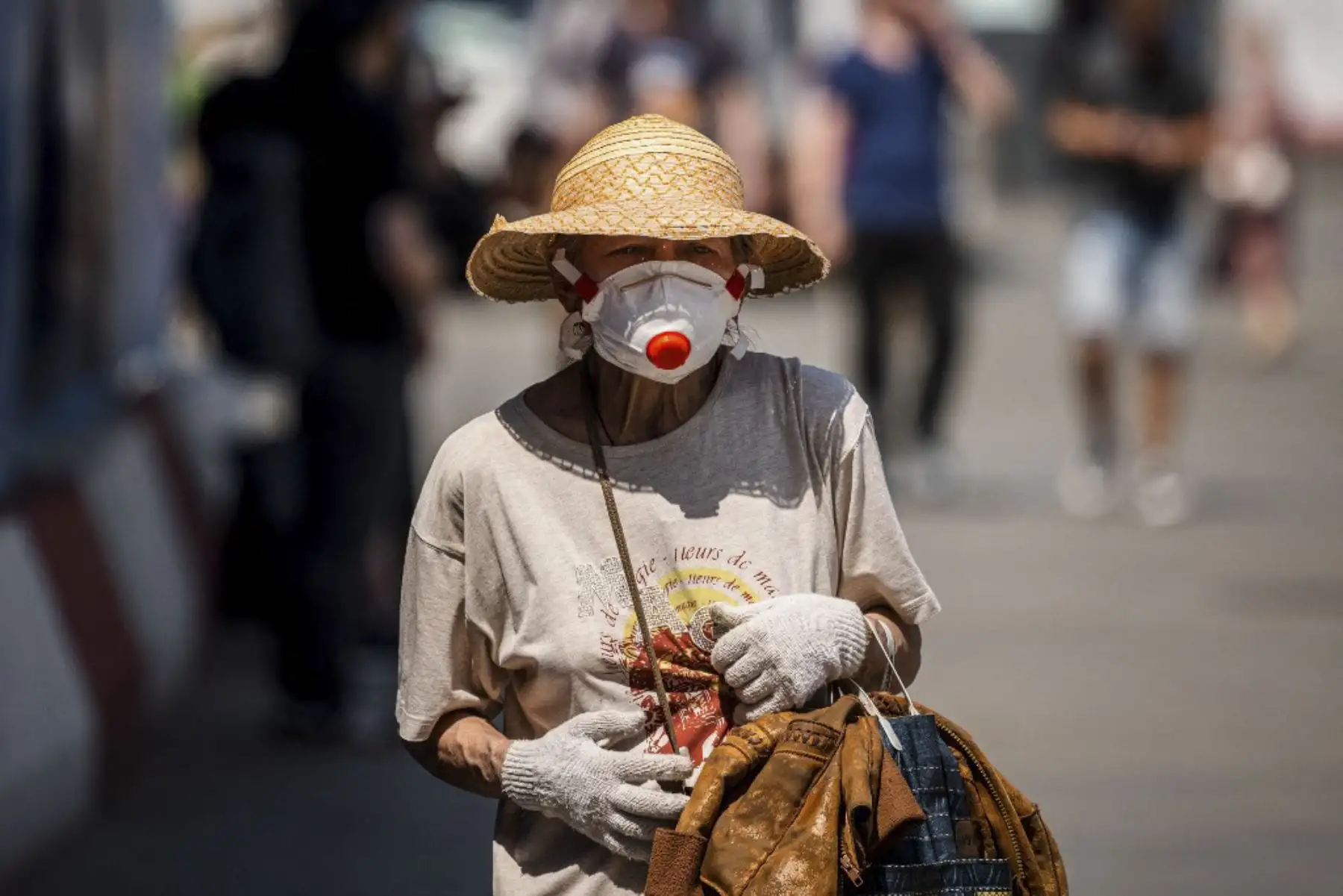 Una mujer con una máscara facial camina por una calle. La capital rusa, Moscú, ordenó la vacunación obligatoria para los residentes que trabajan en la industria de servicios, diciendo que alrededor del 60 por ciento tendría que estar completamente inoculado antes del 15 de agosto. Foto: AFP