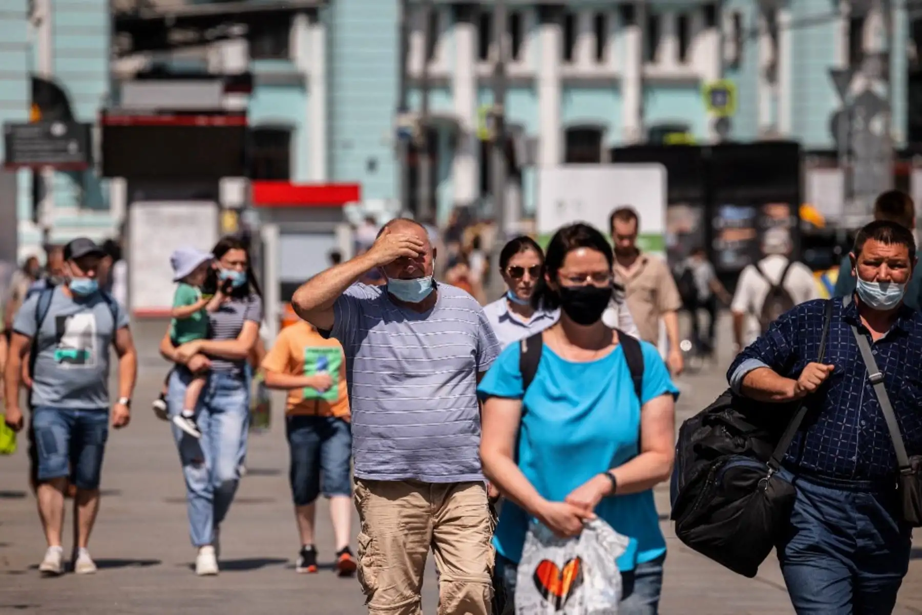 Personas con mascarillas caminan por una calle en Moscú. La capital rusa, Moscú, ordenó la vacunación obligatoria para los residentes que trabajan en la industria de servicios, diciendo que alrededor del 60 por ciento tendría que estar completamente inoculado antes del 15 de agosto. Foto: AFP