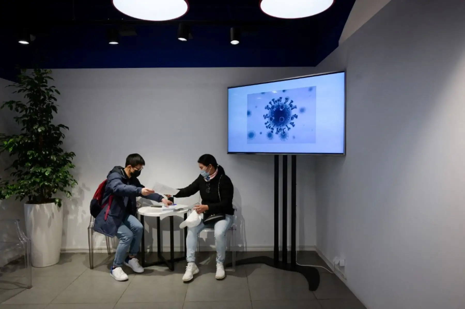 Personas esperan recibir una dosis de la vacuna rusa Sputnik V Covid-19, en un centro de vacunación en Moscú. Foto: AFP