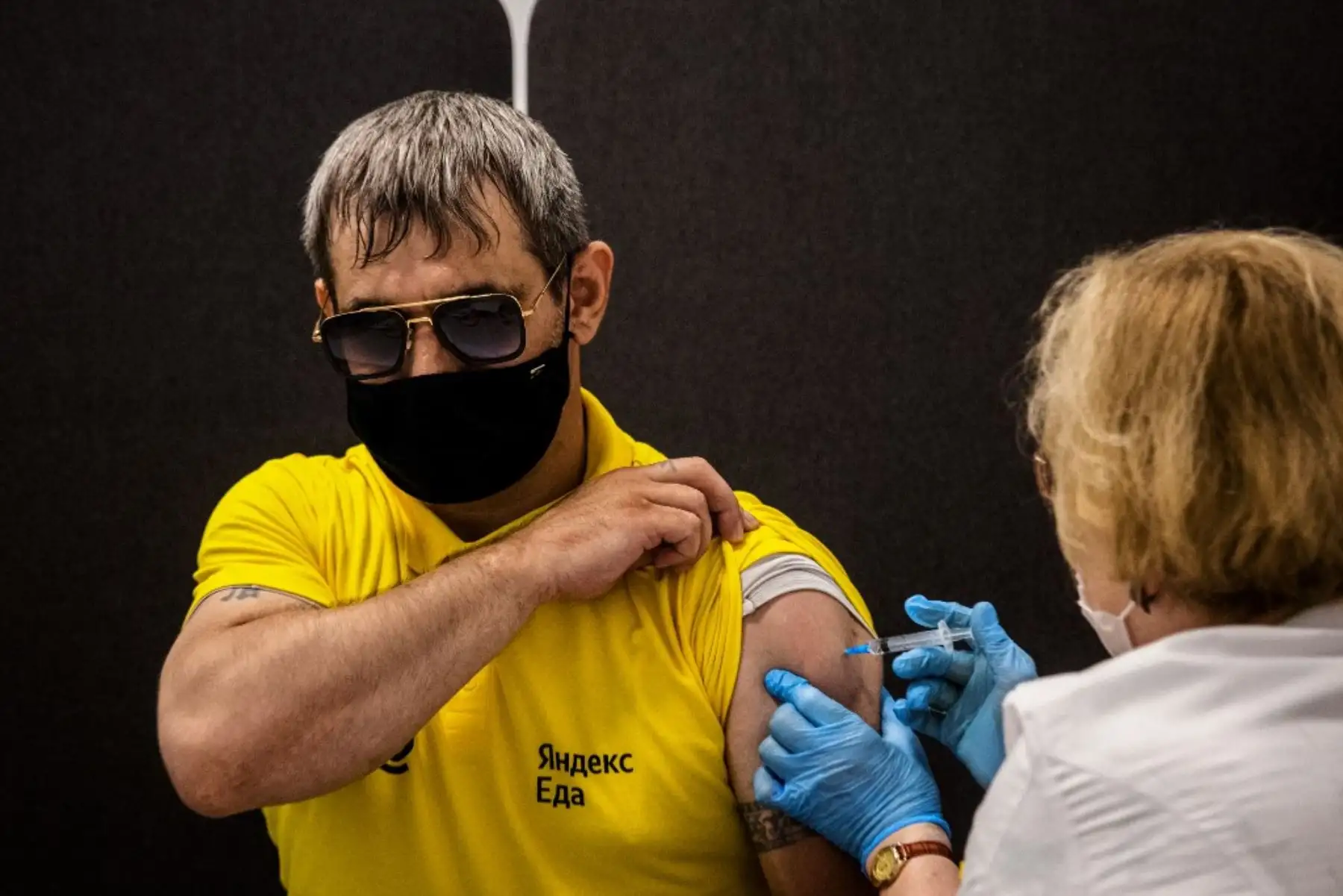 Un hombre recibe una dosis de la vacuna Sputnik V (Gam-COVID-Vac) de Rusia en un centro de vacunación para los conductores y mensajeros de Yandex Go en Moscú. Foto: AFP