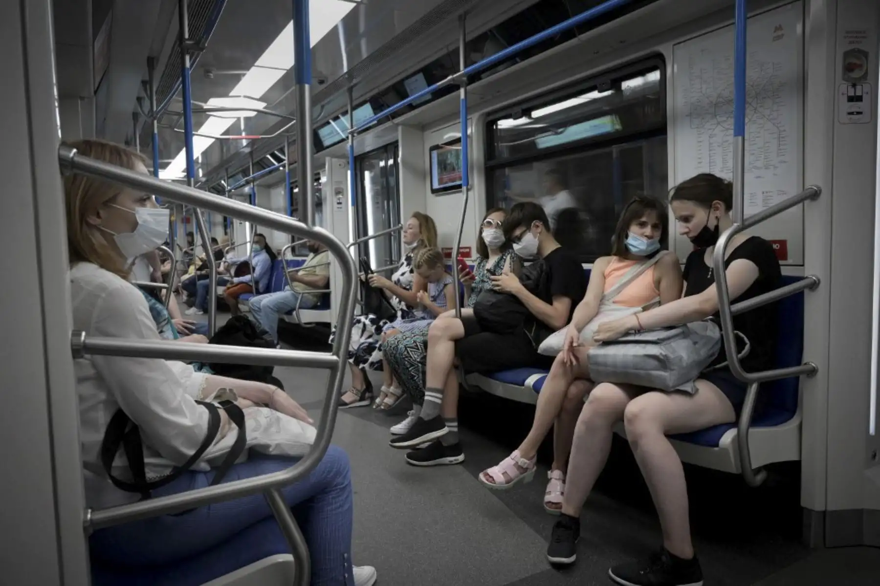 Pasajeros se sientan en el metro, en Moscú, en medio de la pandemia covid-19 en curso. Moscú registró el 27 de junio de 2021 el peor número diario de muertes por coronavirus hasta ahora en una ciudad rusa, ya que los países de la región de Asia y el Pacífico extendieron o volvieron a imponer restricciones para hacer frente a nuevas oleadas de infecciones. Foto: AFP