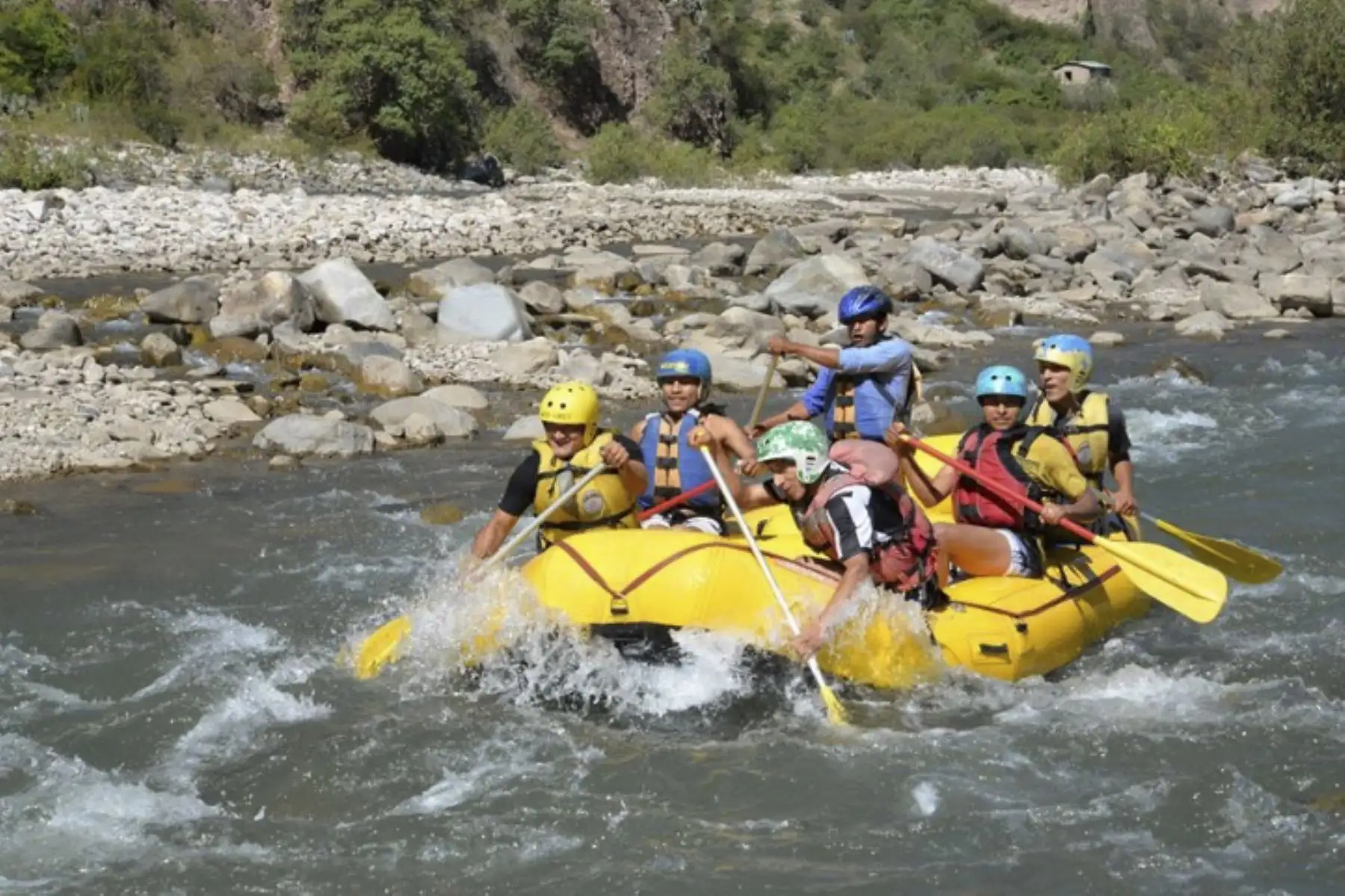 El canotaje es uno de los deportes de aventura que se puede practicar en la provincia de Oxapampa, en Pasco. ANDINA/Archivo