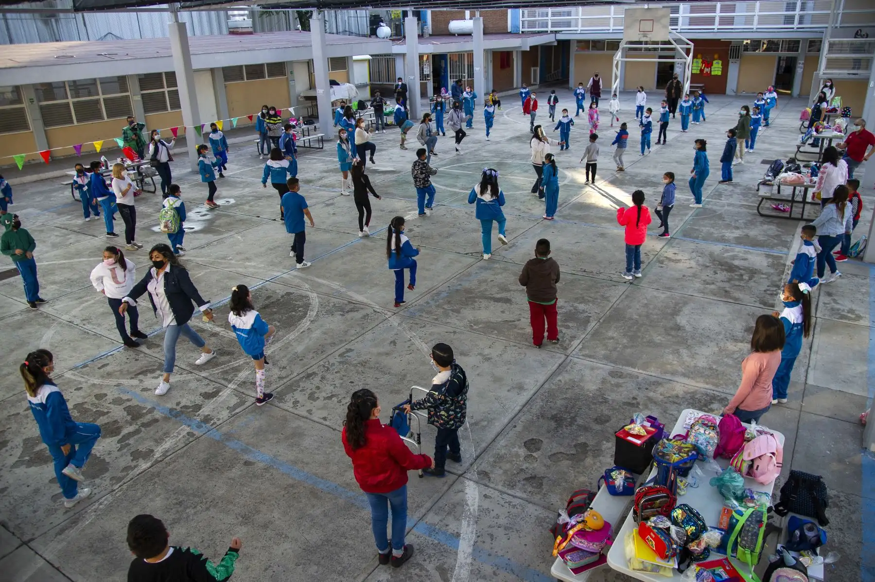 Los niños hacen ejercicio antes de ingresar a las aulas durante la reanudación de las clases presenciales en la Ciudad de México el 7 de junio de 2021. Foto: AFP