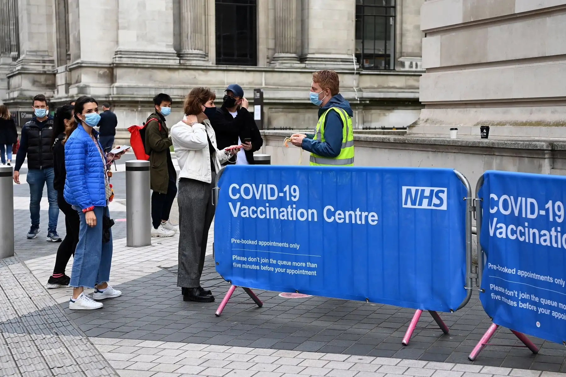 Personas ingresan a un centro de vacunación Covid-19 en Londres, Gran Bretaña, el 20 de junio de 2021.Foto: AFP