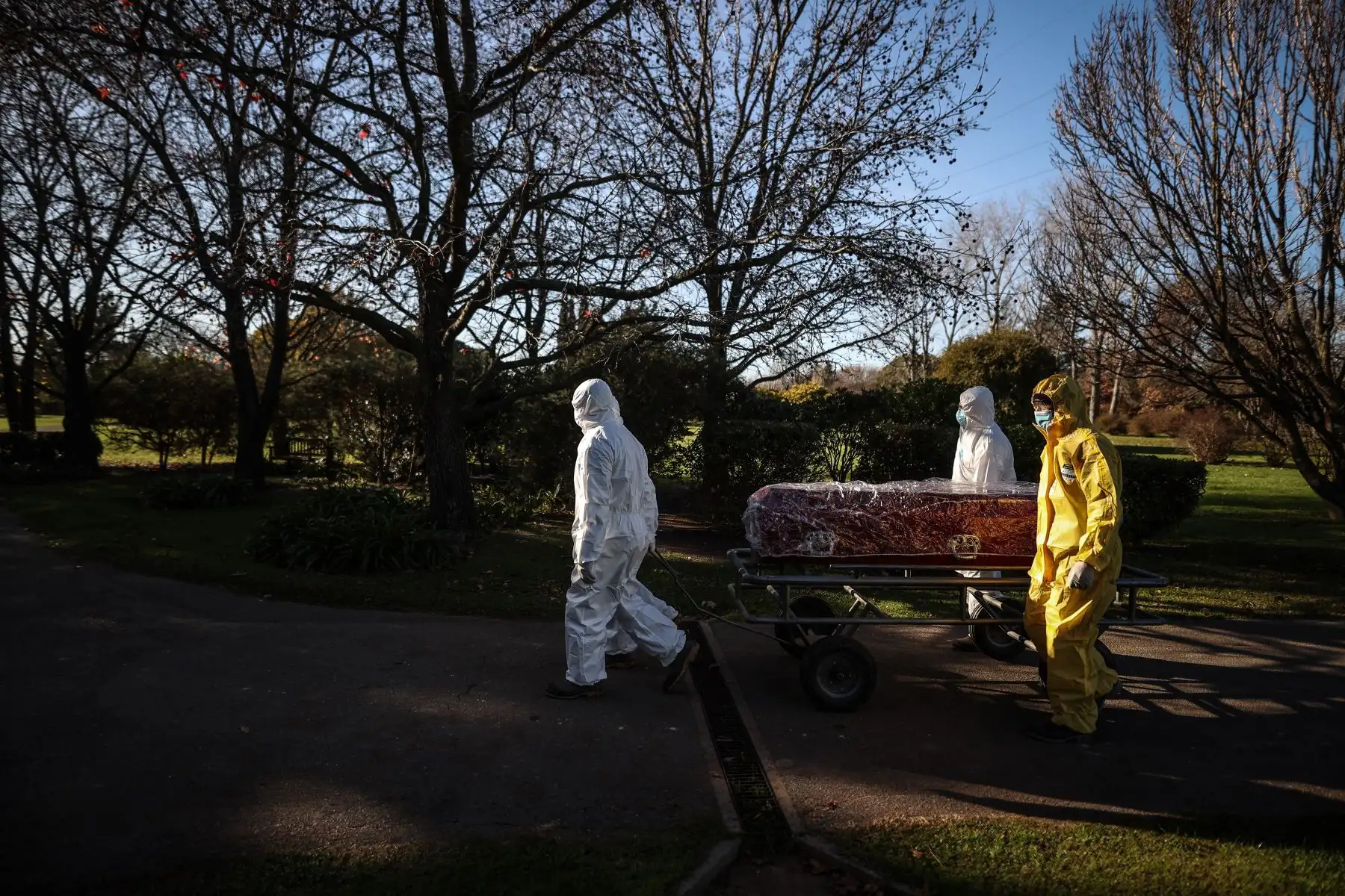 Trabajadores funerarios trasladan el féretro de una persona muerta por covid-19, el 15 de junio de 2021, en un cementerio de Luján, en la provincia de Buenos Aires, Argentina. Foto: EFE