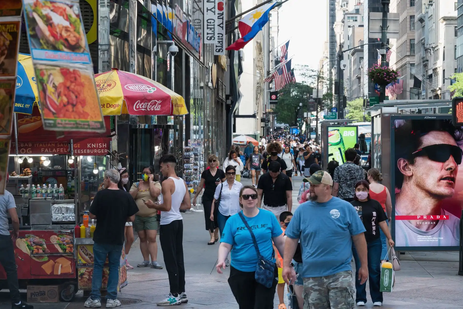 La gente camina por la Quinta Avenida, el 25 de junio de 2021, en la ciudad de Nueva York, Estados Unidos. Foto: AFP