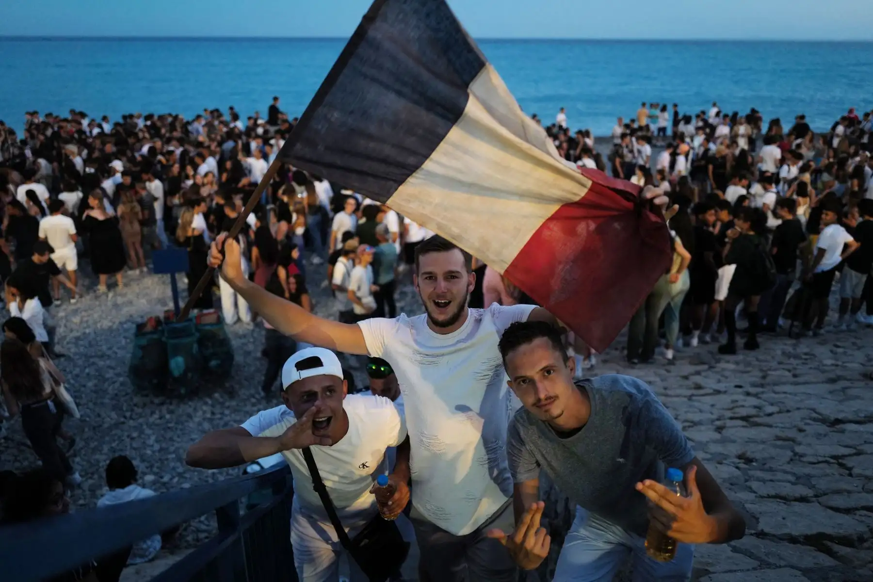 Un entusiasta de la música a lo largo de la "Promenade des Anglais", como parte del Festival de Música de verano, en la ciudad de la riviera francesa de Niza. Foto: AFP