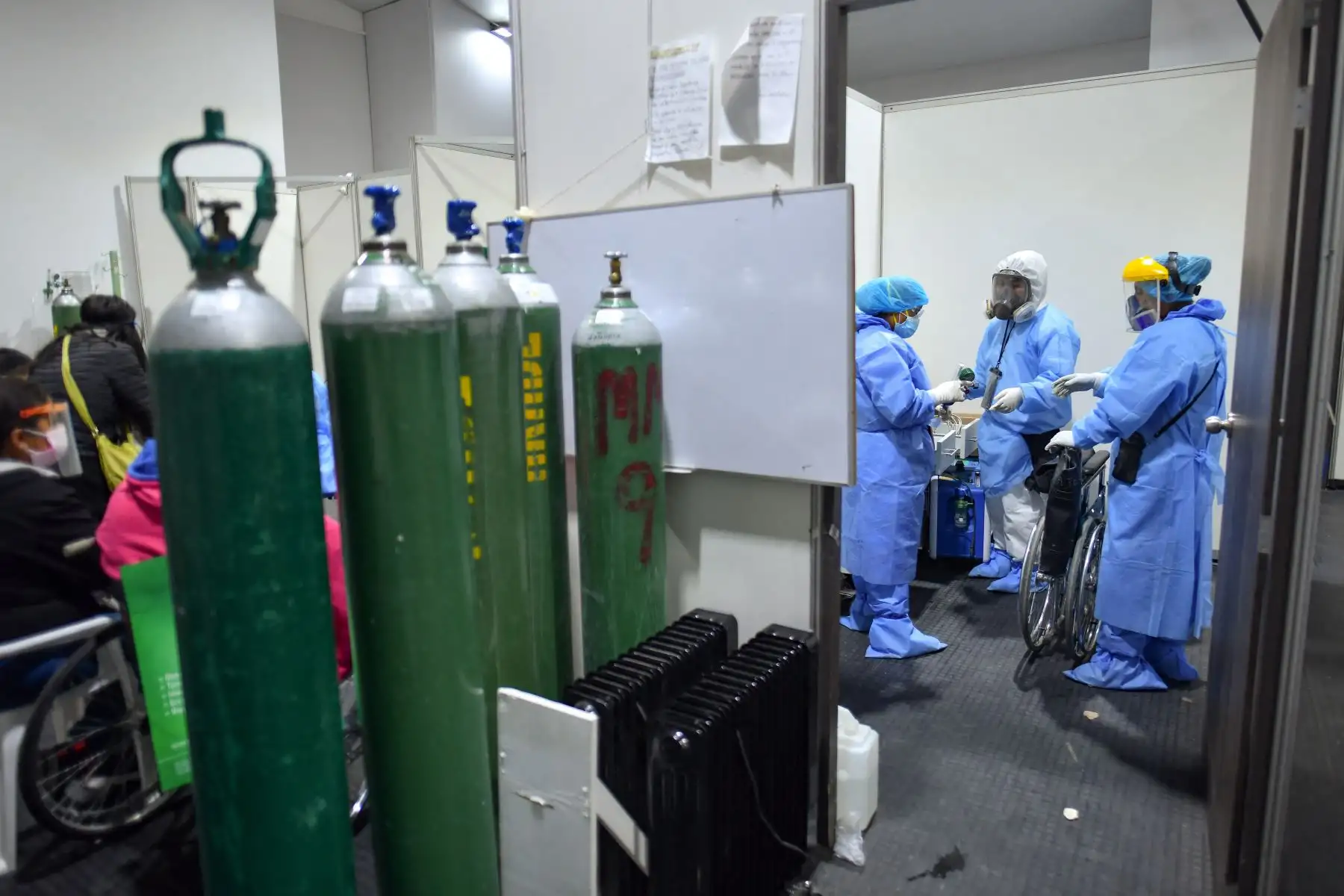 Los trabajadores de la salud atienden a los pacientes en la sala especializada Covid-19 del Hospital Honorio Delgado de Arequipa, el 18 de junio de 2021, luego de los brotes de casos de la cepa mortal del Delta. Foto: AFP