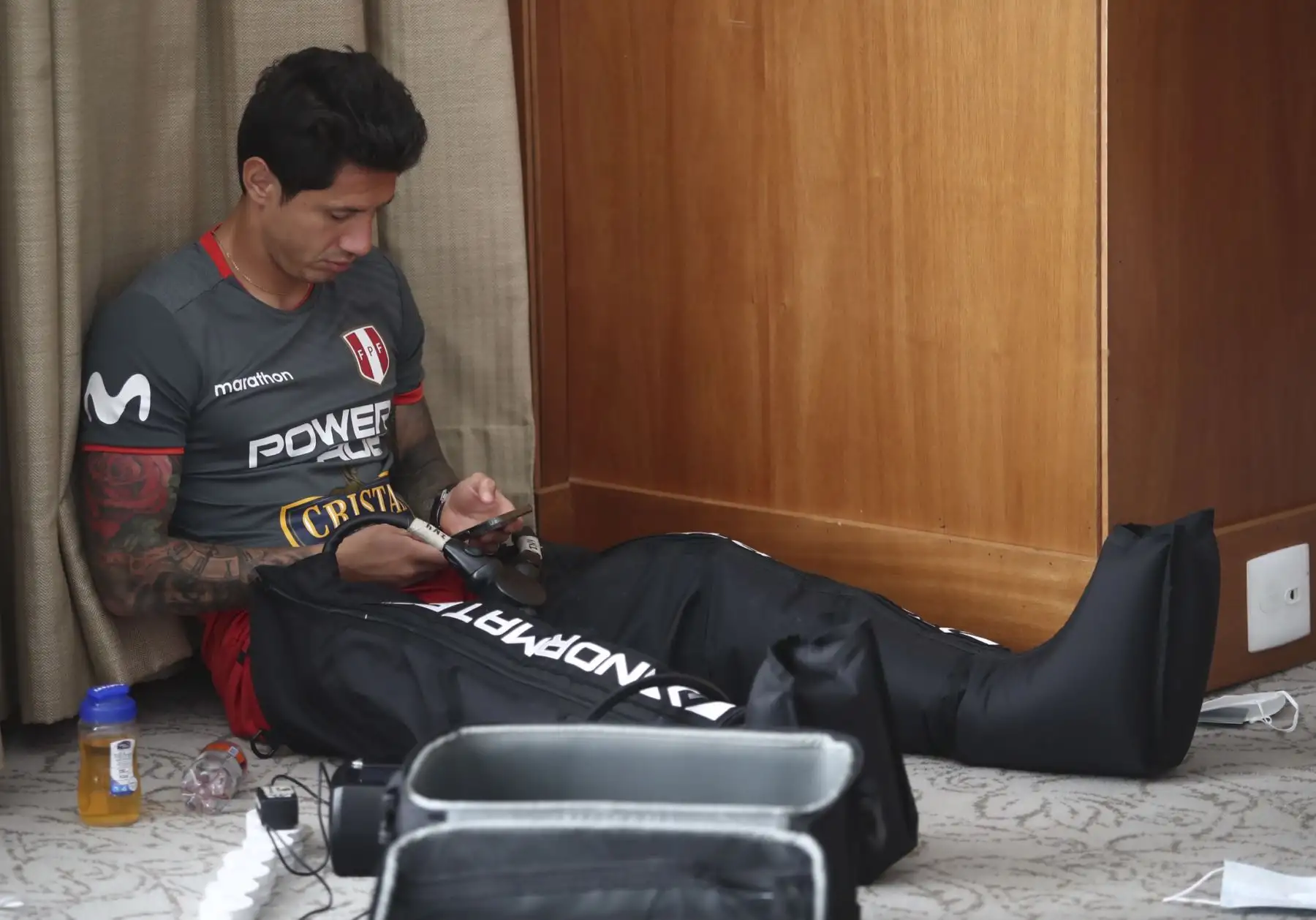 Gianluca Lapadula de la Selección peruana realiza trabajos regenerativos en el hotel de concentración con miras a su próximo partido por los cuartos de final de la Copa América 2021. Foto: FPF