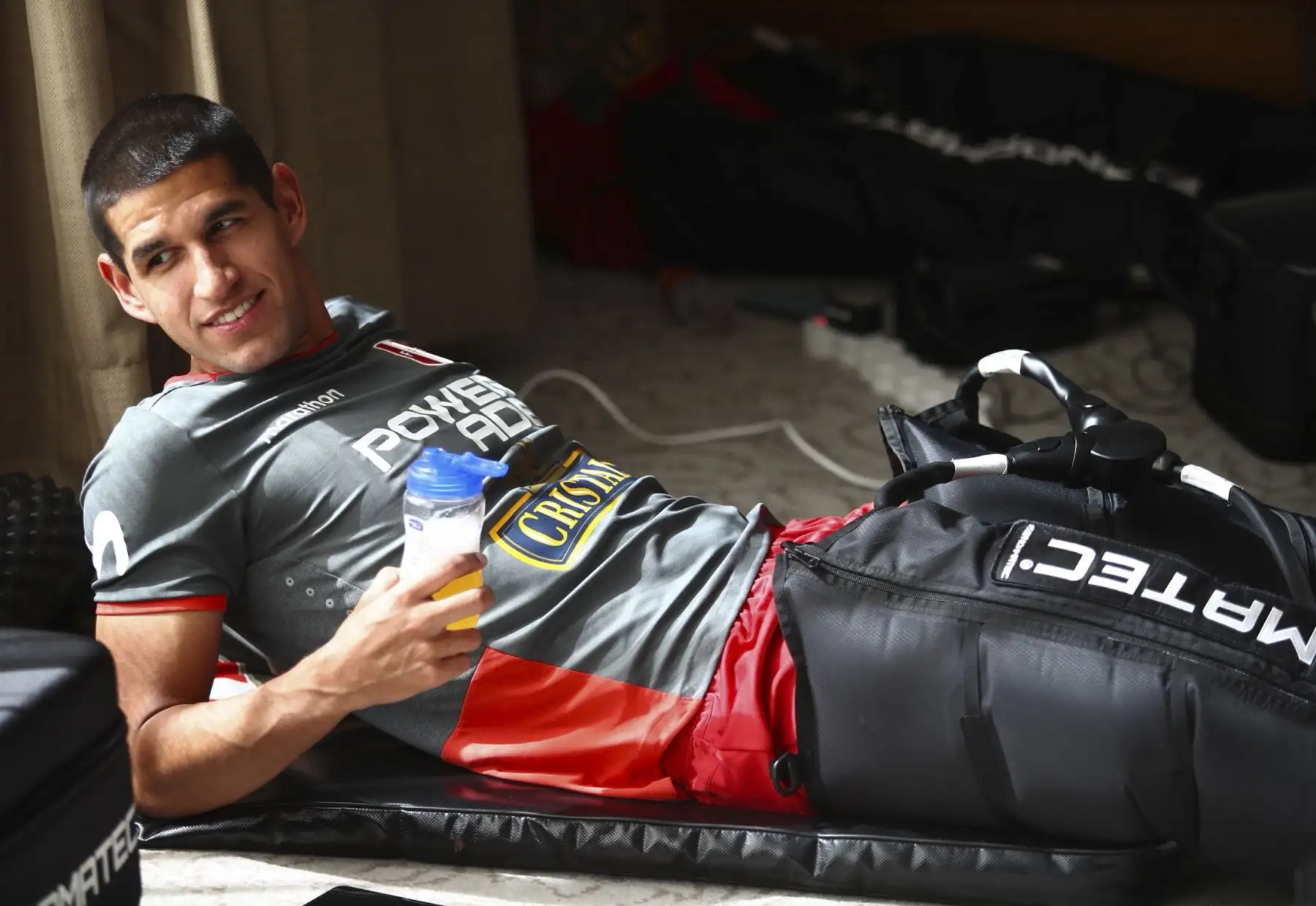 Luis Abram de la Selección peruana realiza trabajos regenerativos en el hotel de concentración con miras a su próximo partido por los cuartos de final de la Copa América 2021. Foto: FPF