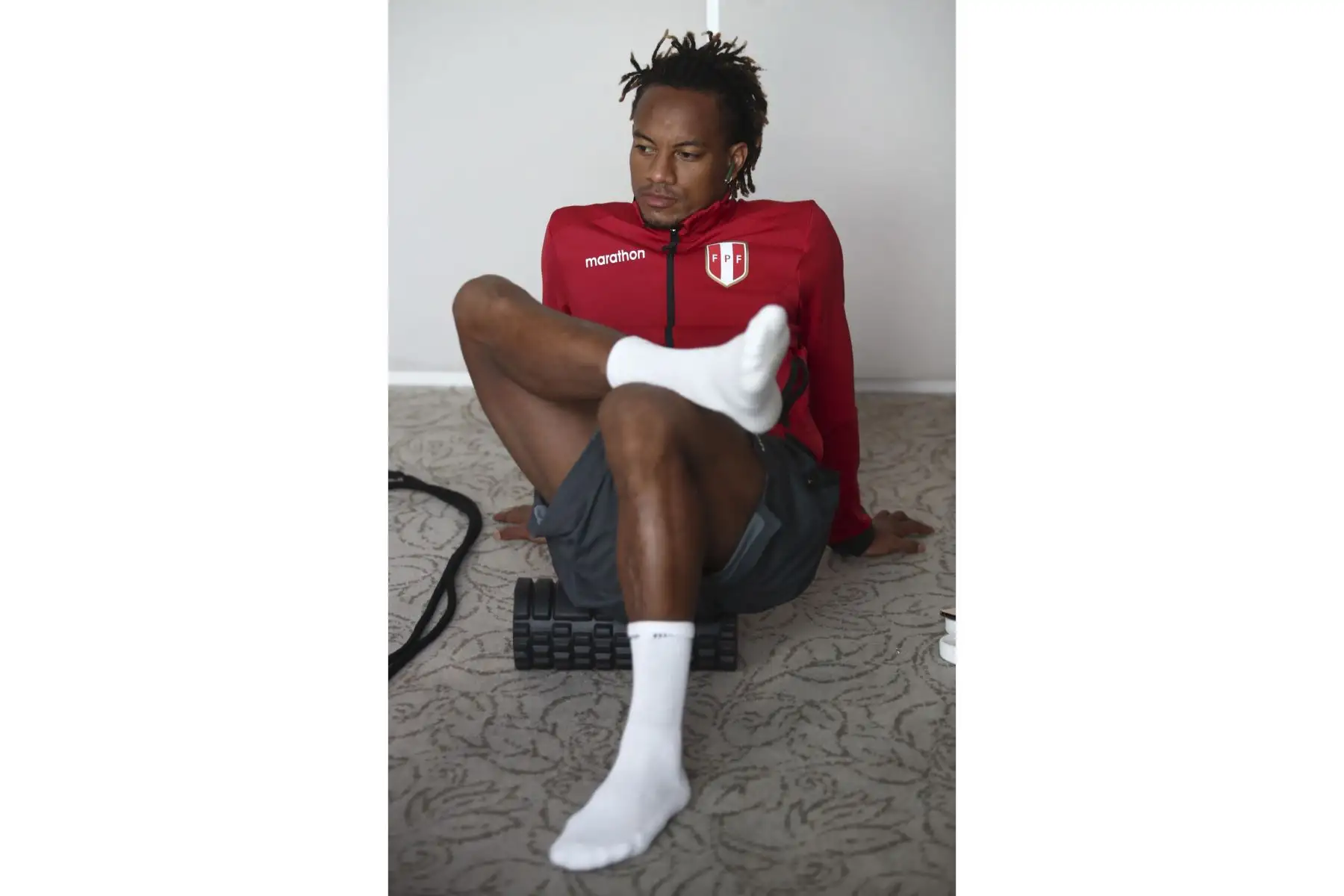 André Carrillo de la Selección peruana realiza trabajos regenerativos en el hotel de concentración con miras a su próximo partido por los cuartos de final de la Copa América 2021. Foto: FPF