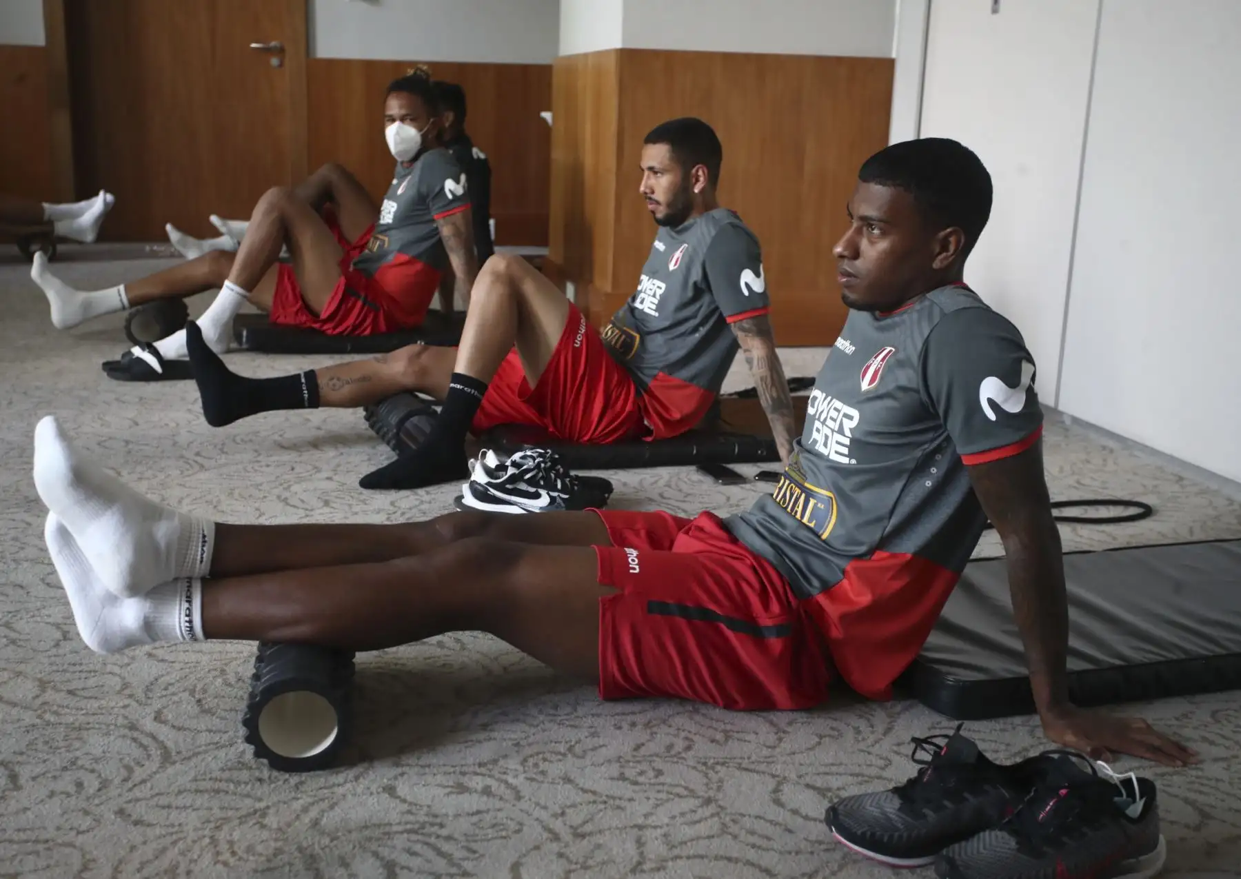 Miguel Araujo, Sergio Peña y Pedro Gallese de la Selección peruana realizan trabajos regenerativos en el hotel de concentración con miras a su próximo partido por los cuartos de final de la Copa América 2021. Foto: FPF