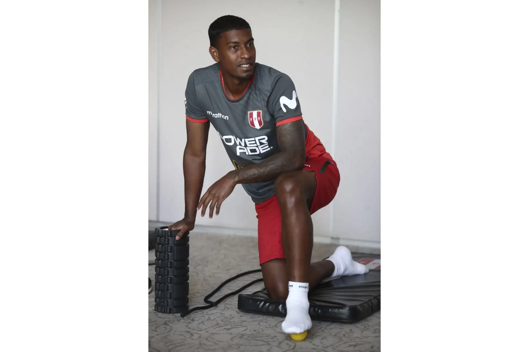 Miguel Araujo de la Selección peruana realiza trabajos regenerativos en el hotel de concentración con miras a su próximo partido por los cuartos de final de la Copa América 2021. Foto: FPF