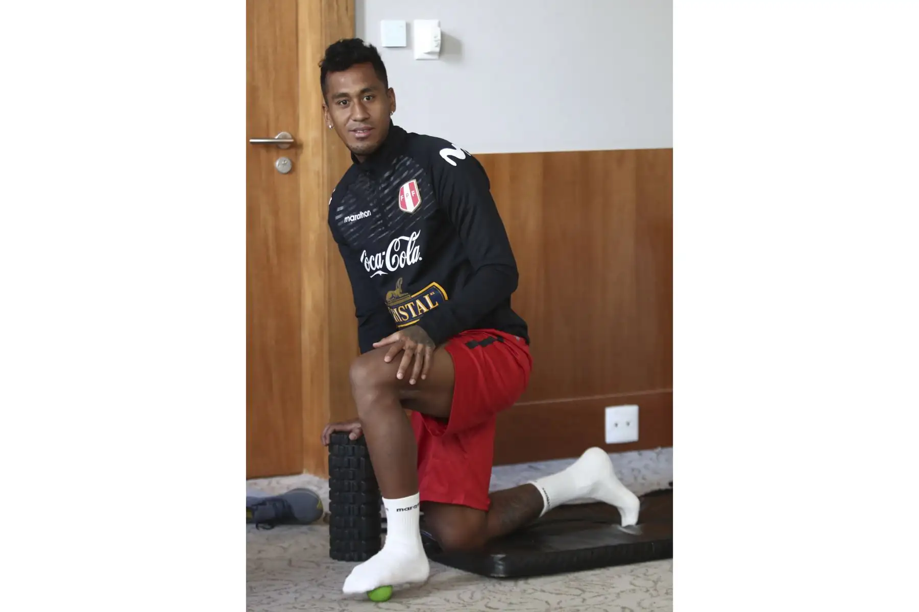 Renato Tapia de la Selección peruana realiza trabajos regenerativos en el hotel de concentración con miras a su próximo partido por los cuartos de final de la Copa América 2021. Foto: FPF