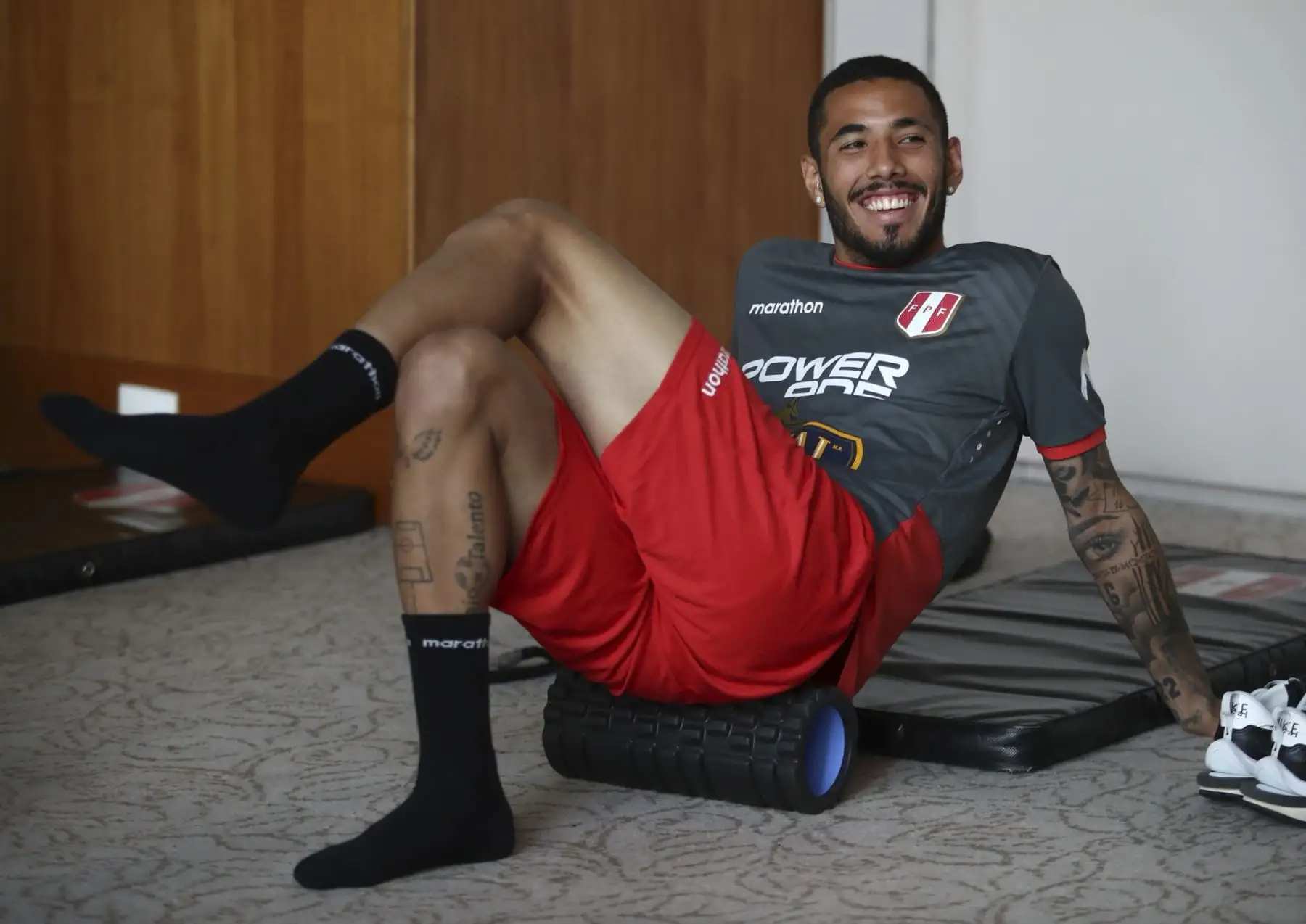 Sergio Peña de la Selección peruana realiza trabajos regenerativos en el hotel de concentración con miras a su próximo partido por los cuartos de final de la Copa América 2021. Foto: FPF