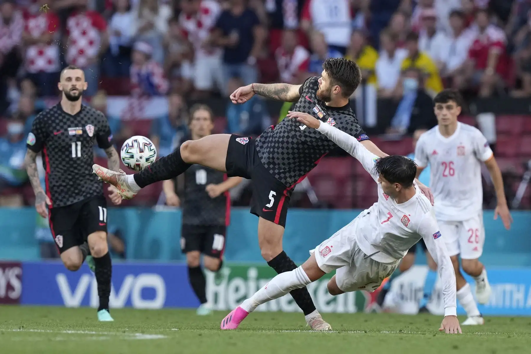 El defensor de Croacia Duje Caleta-Car compite con el delantero español Álvaro Morata durante el partido de fútbol de octavos de final de la UEFA EURO 2020. Foto: AFP