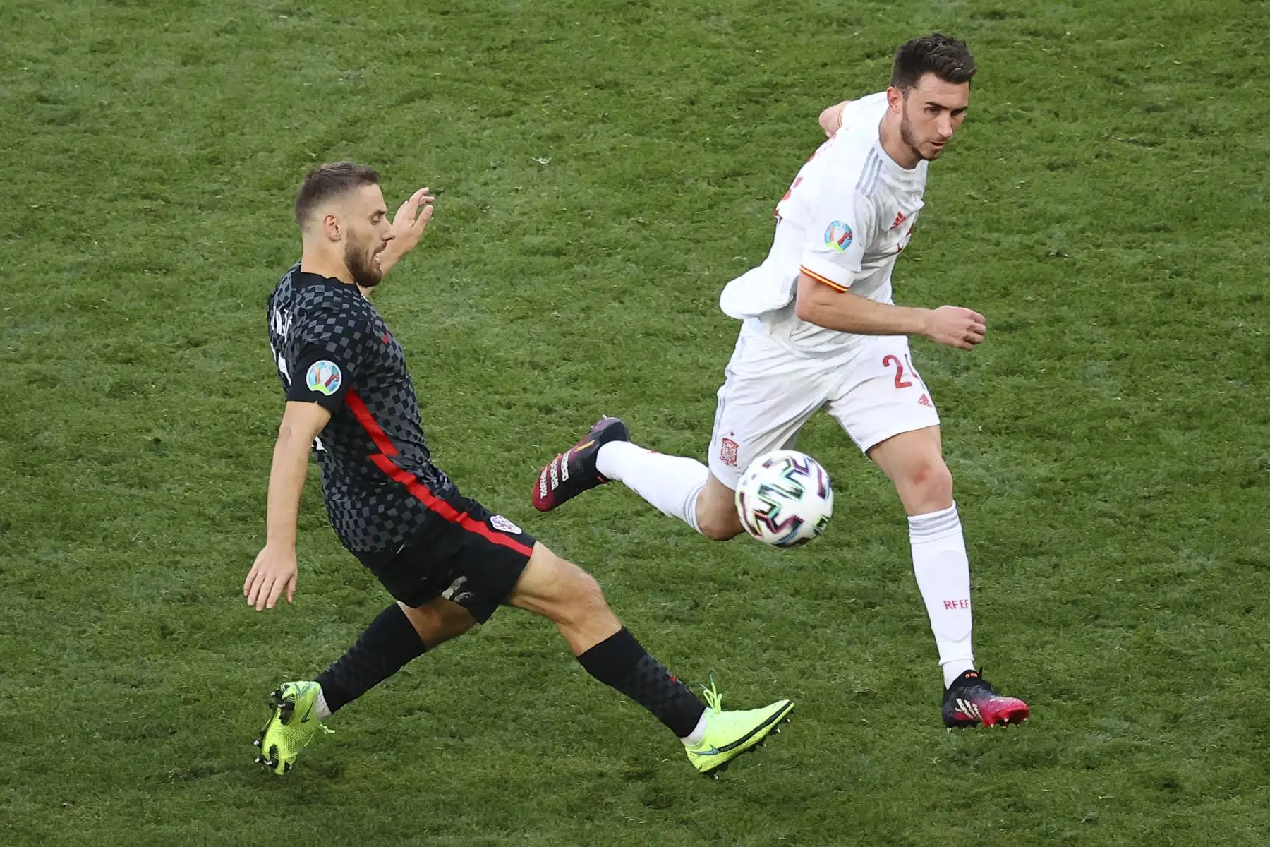 El centrocampista croata Nikola Vlasic desafía al defensor español Aymeric Laporte durante el partido de de octavos de final de la UEFA EURO 2020. Foto: AFP