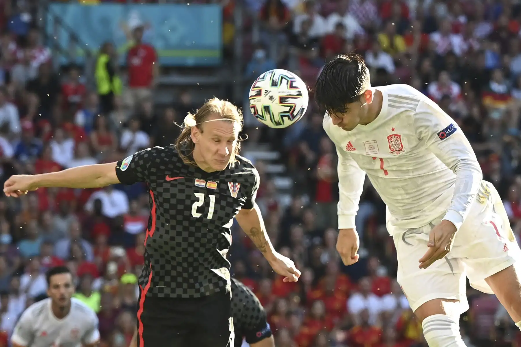 El delantero español Álvaro Morata y el defensor croata Domagoj Vida saltan para cabecear el balón durante el partido de octavos de final de la UEFA EURO 2020. Foto: AFP