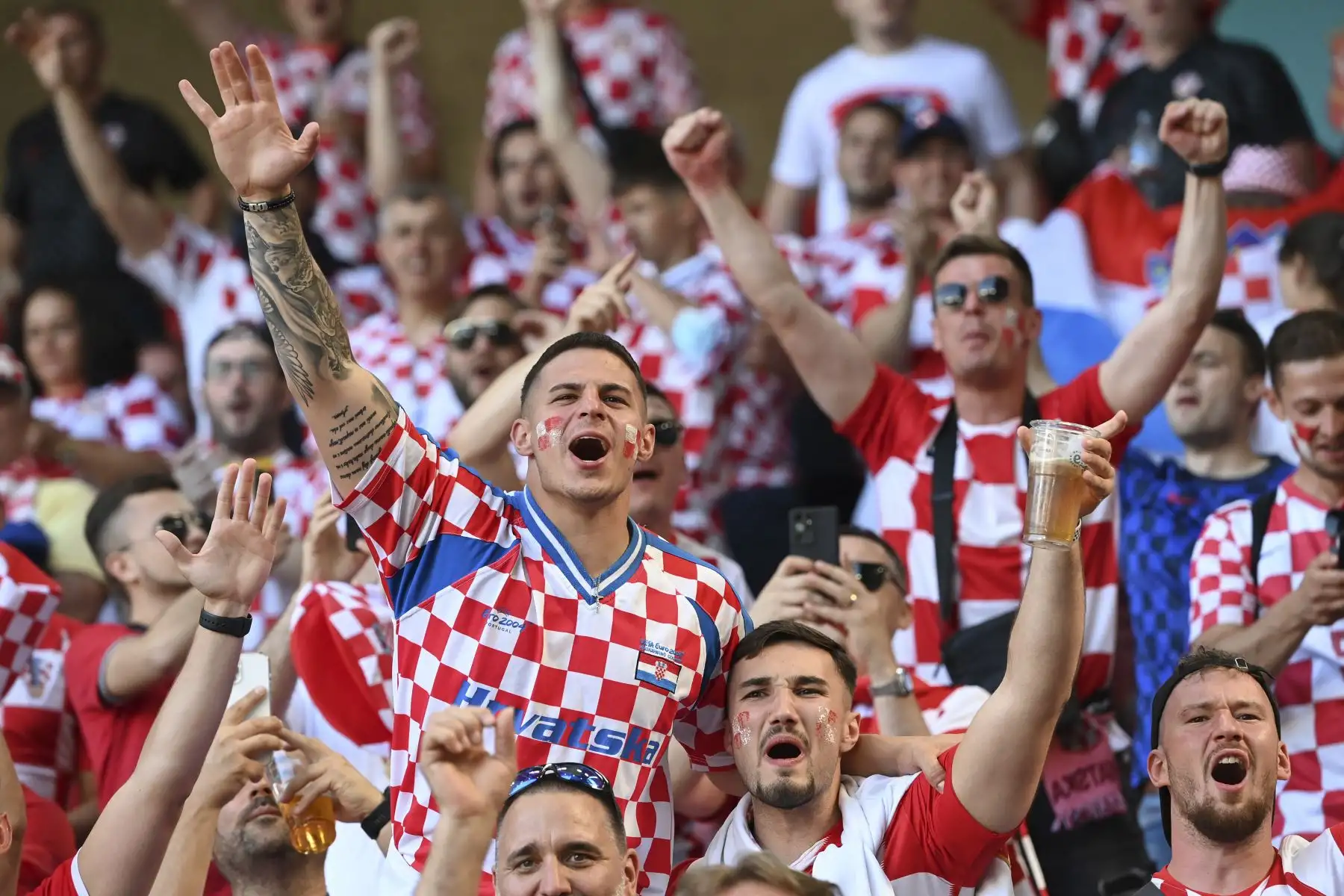Los fanáticos de Croacia alientan a su equipo durante el partido de octavos de final de la UEFA EURO 2020. Foto: AFP