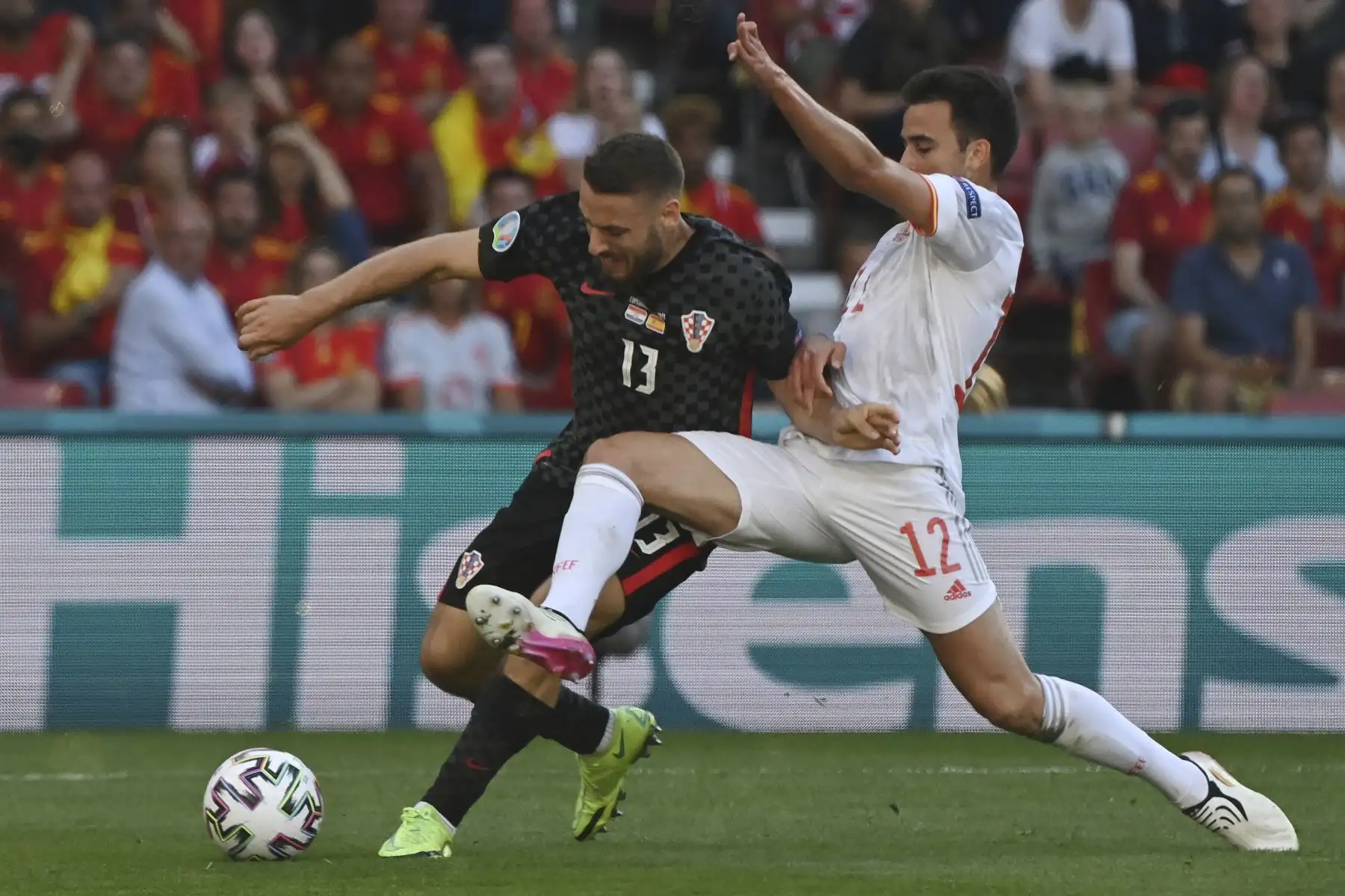 El defensa español Eric García desafía al mediocampista croata Nikola Vlasic durante el partido de fútbol de octavos de final de la UEFA EURO 2020. Foto: AFP
