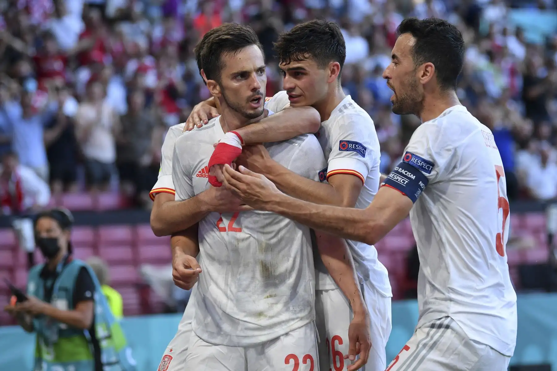 El centrocampista español Pablo Sarabia celebra con sus compañeros de equipo tras marcar un gol durante el partido de octavos de final de la UEFA EURO 2020. Foto: AFP