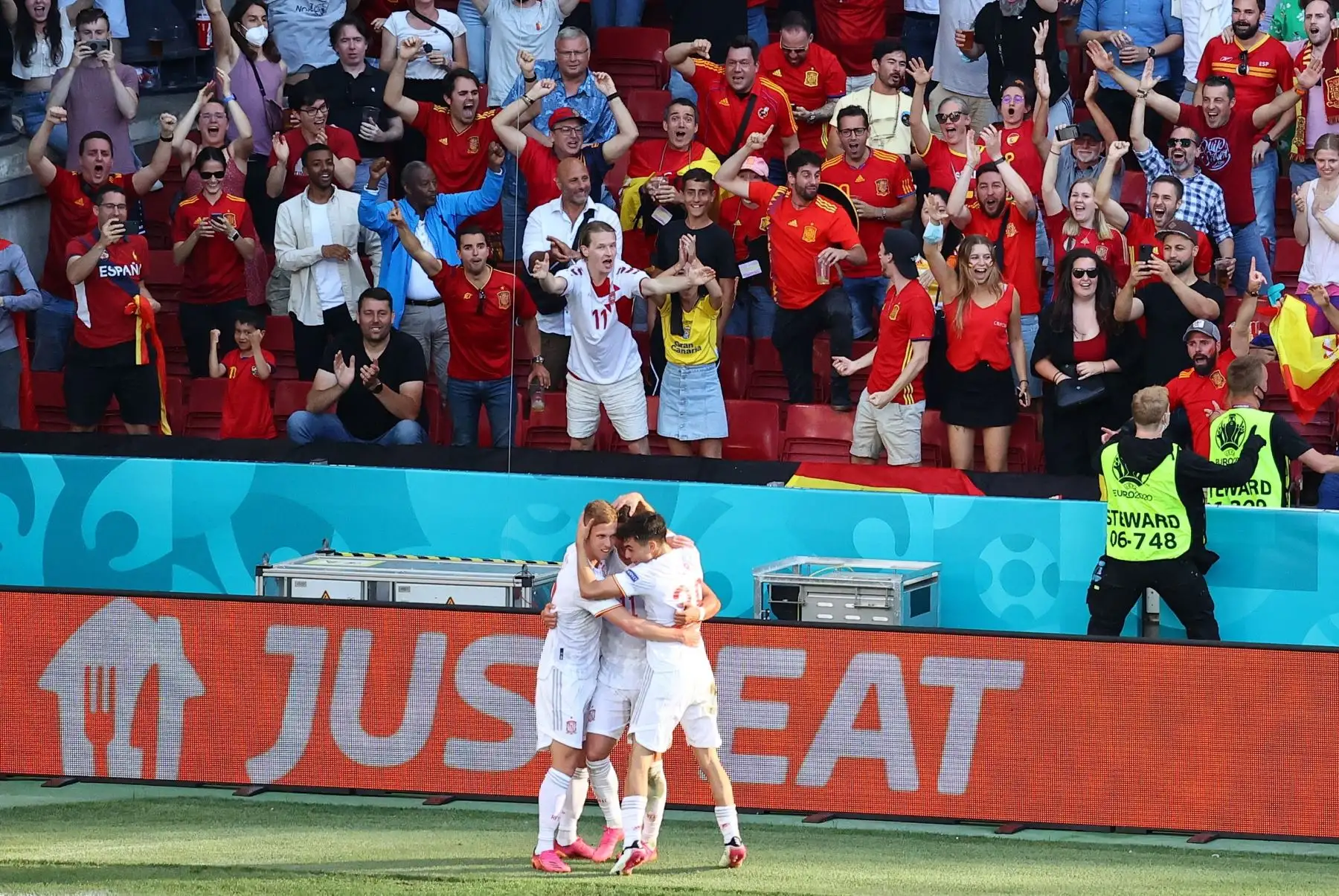 Los hinchas de España celebran el tercer gol del equipo ante Croacia por los octavos de final de la UEFA EURO 2020. Foto: EFE