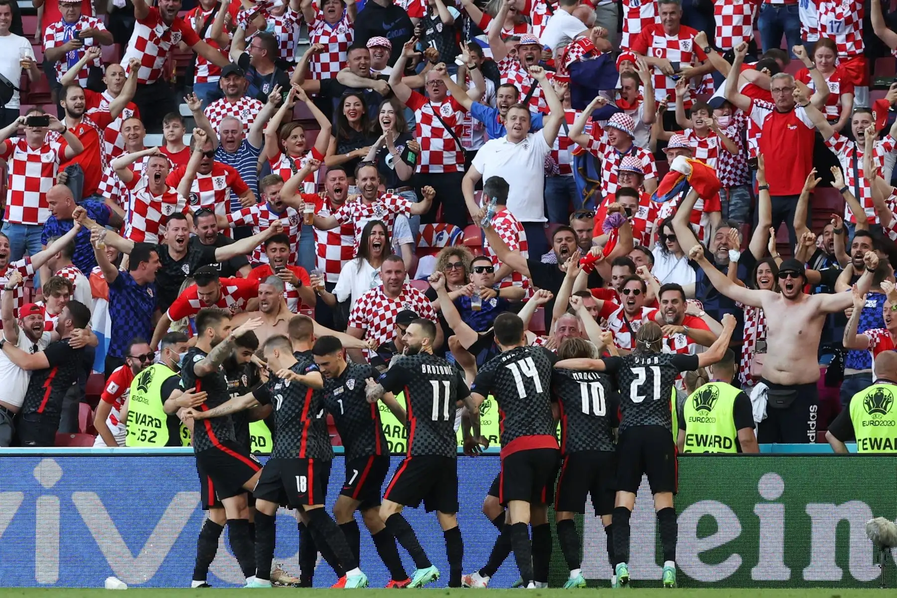 Jugadores de Croacia celebran el gol del empate 3-3 durante el encuentro de octavos de final de la Eurocopa 2020. Foto: EFE
