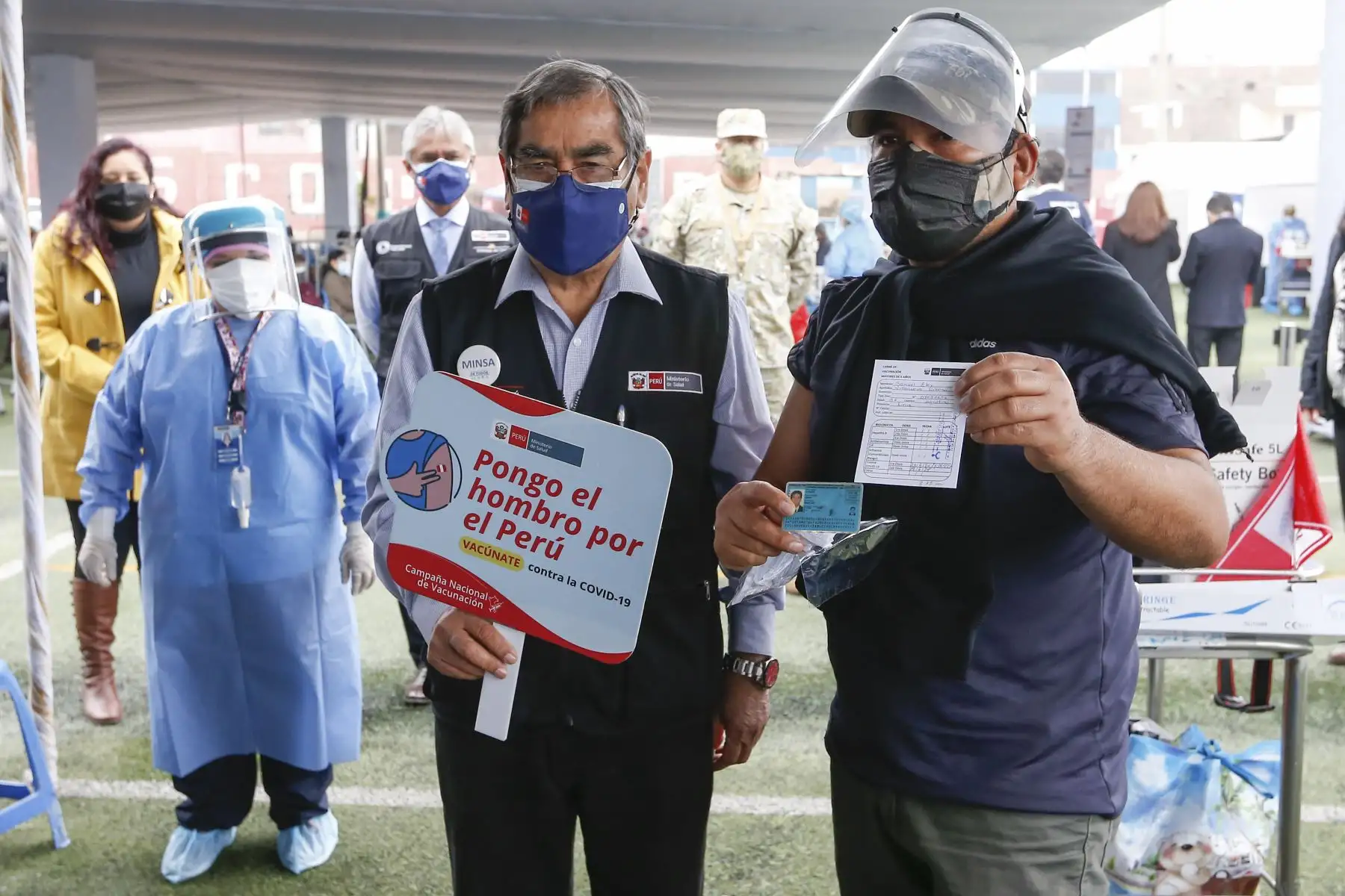 El ministro de Salud, Oscar Ugarte, supervisa la vacunación contra la covid-19 a personas de 56 y 57 años en El Agustino. Foto: ANDINA/Minsa