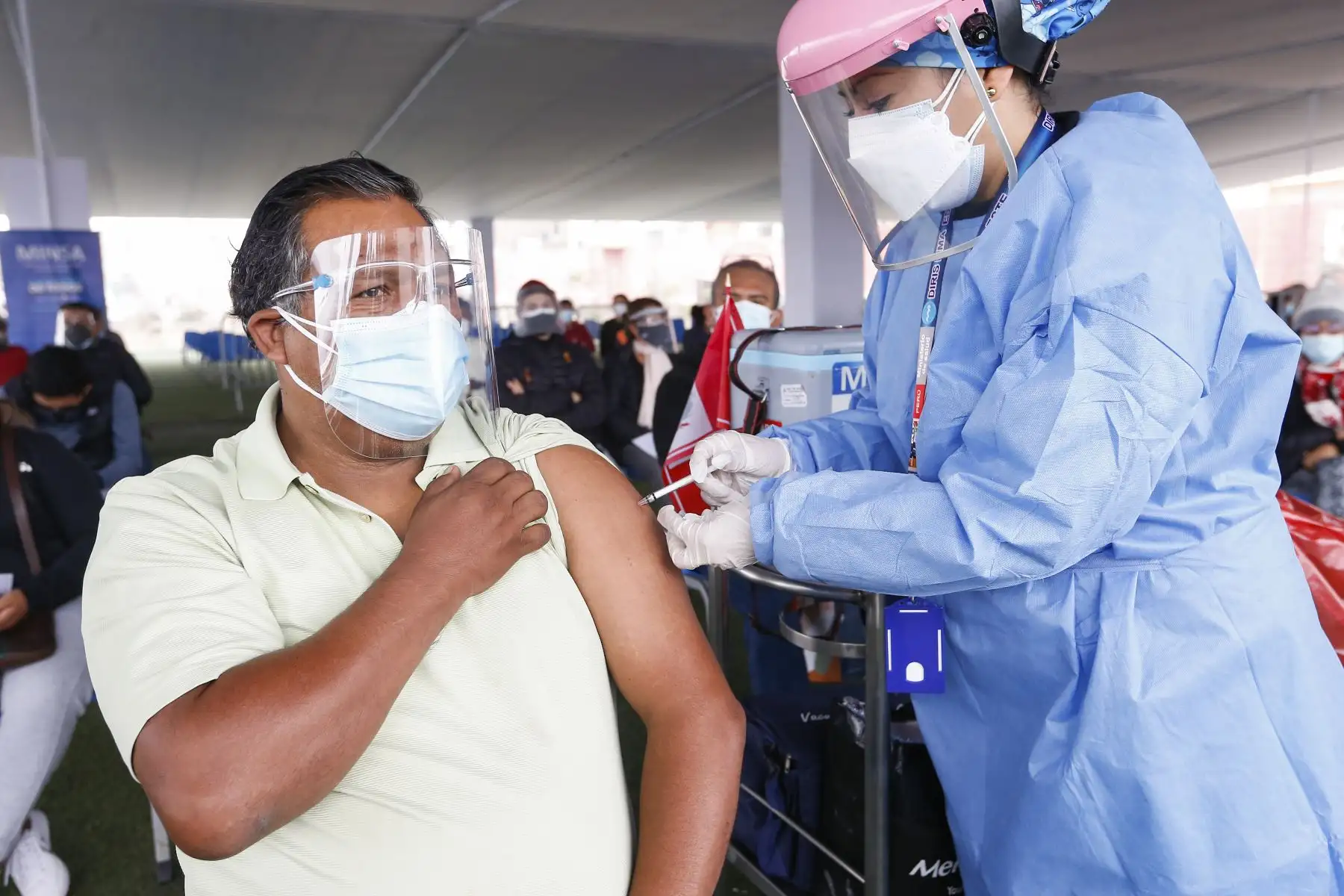 El ministro de Salud, Oscar Ugarte, supervisa la vacunación contra la covid-19 a personas de 56 y 57 años en El Agustino. Foto: ANDINA/Minsa