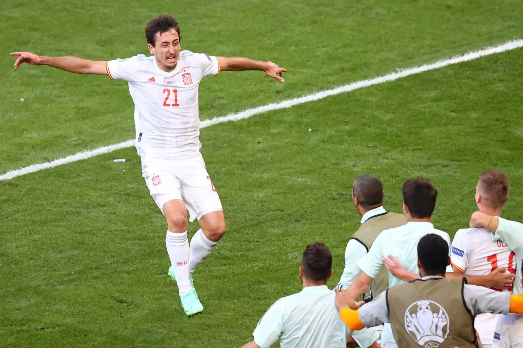 Mikel Oyarzabal de España celebra tras marcar un gol durante el partido de fútbol de octavos de final de la UEFA EURO 2020. Foto: EFE