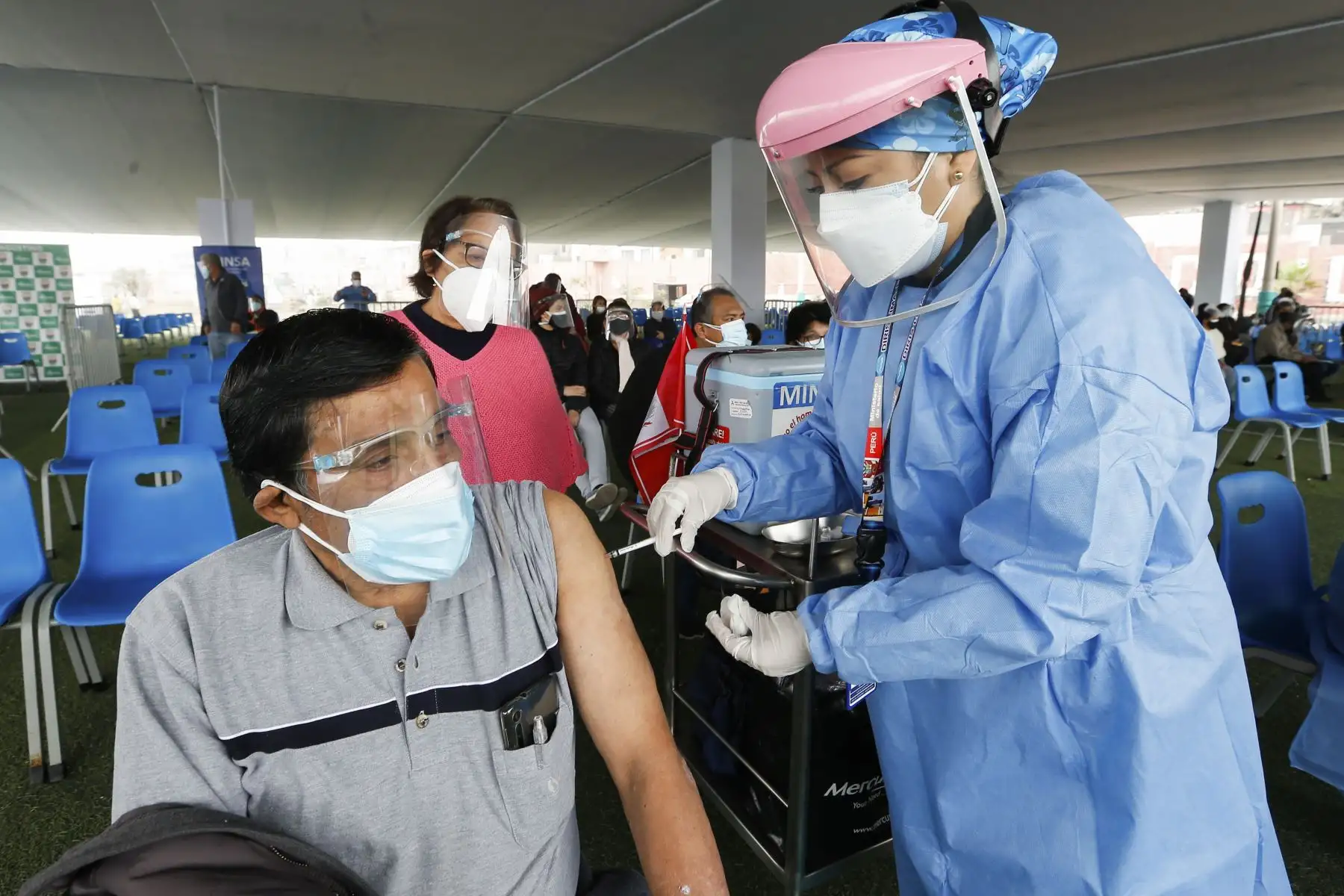 El ministro de Salud, Oscar Ugarte, supervisa la vacunación contra la covid-19 a personas de 56 y 57 años en El Agustino. Foto: ANDINA/Minsa