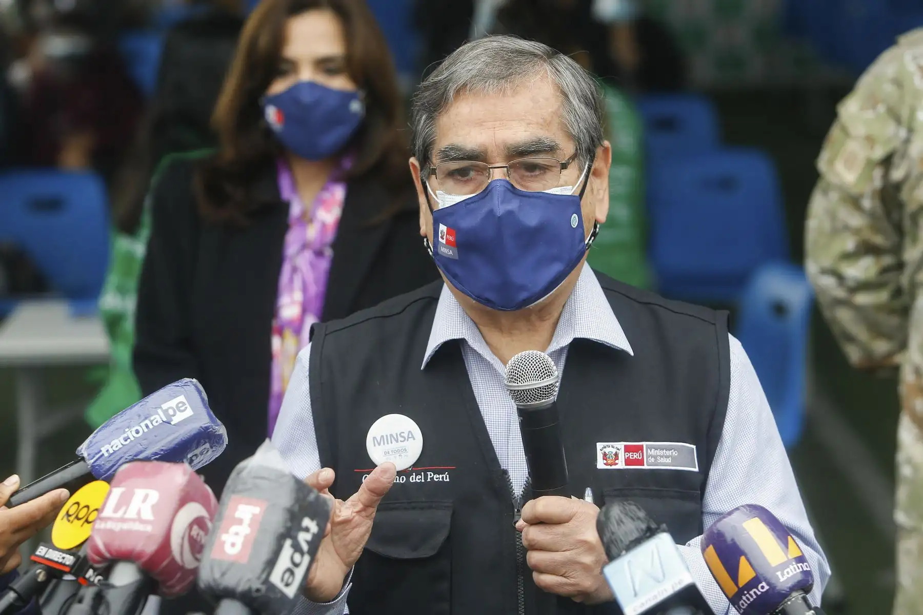 El ministro de Salud, Oscar Ugarte, supervisa la vacunación contra la covid-19 a personas de 56 y 57 años en El Agustino. Foto: ANDINA/Minsa