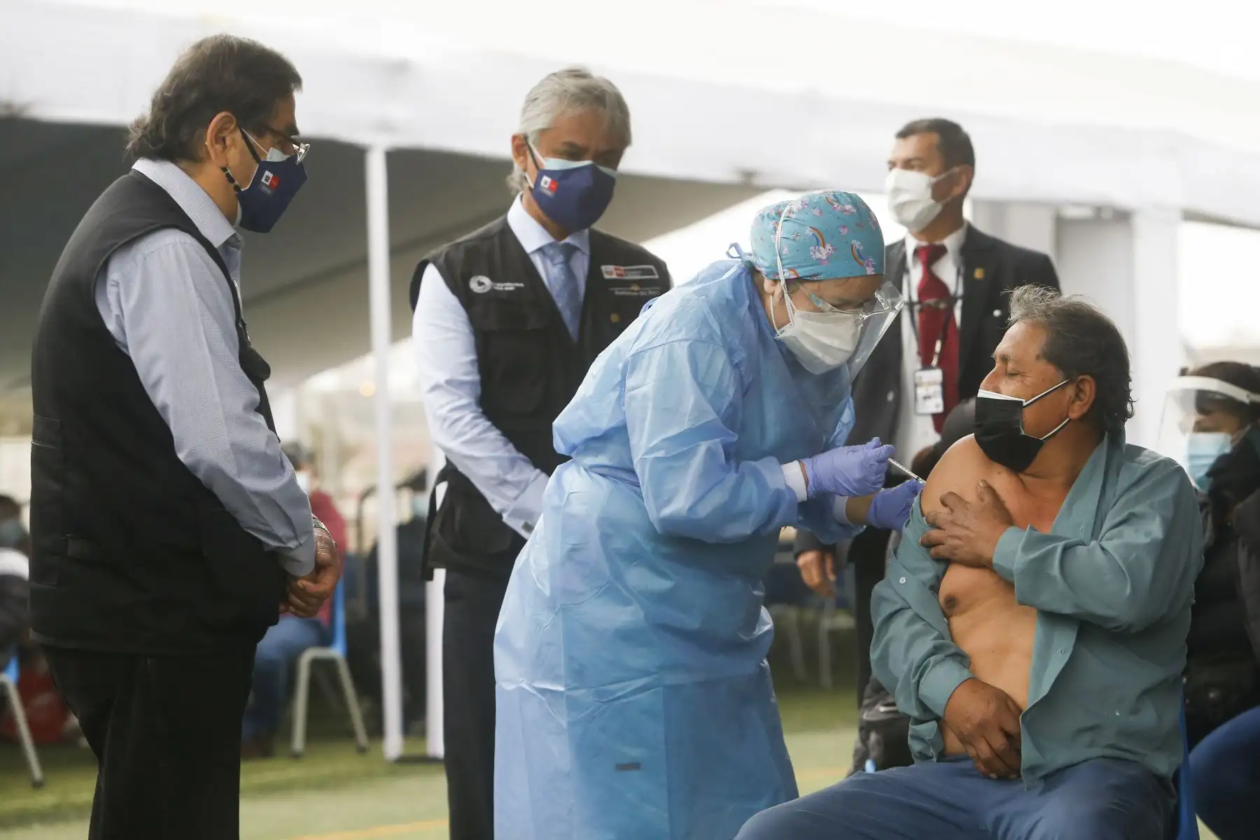 El ministro de Salud, Oscar Ugarte, supervisa la vacunación contra la covid-19 a personas de 56 y 57 años en El Agustino. Foto: ANDINA/Minsa