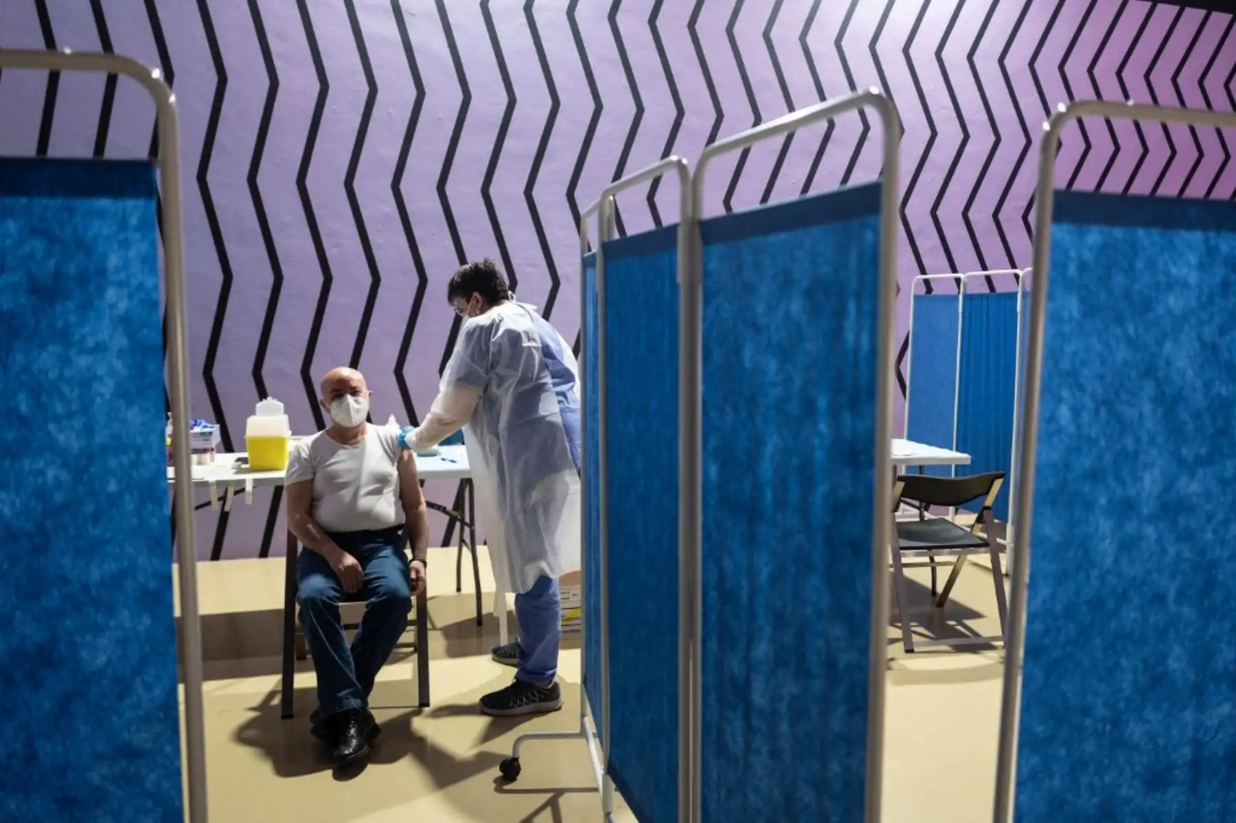 Italia ha comunicado este lunes 389 nuevos contagios por coronavirus y 28 fallecidos, mientras que el 33,15 % de la población de más de 12 años ya está inmunizada, informó hoy el Ministerio de Sanidad. Foto: AFP