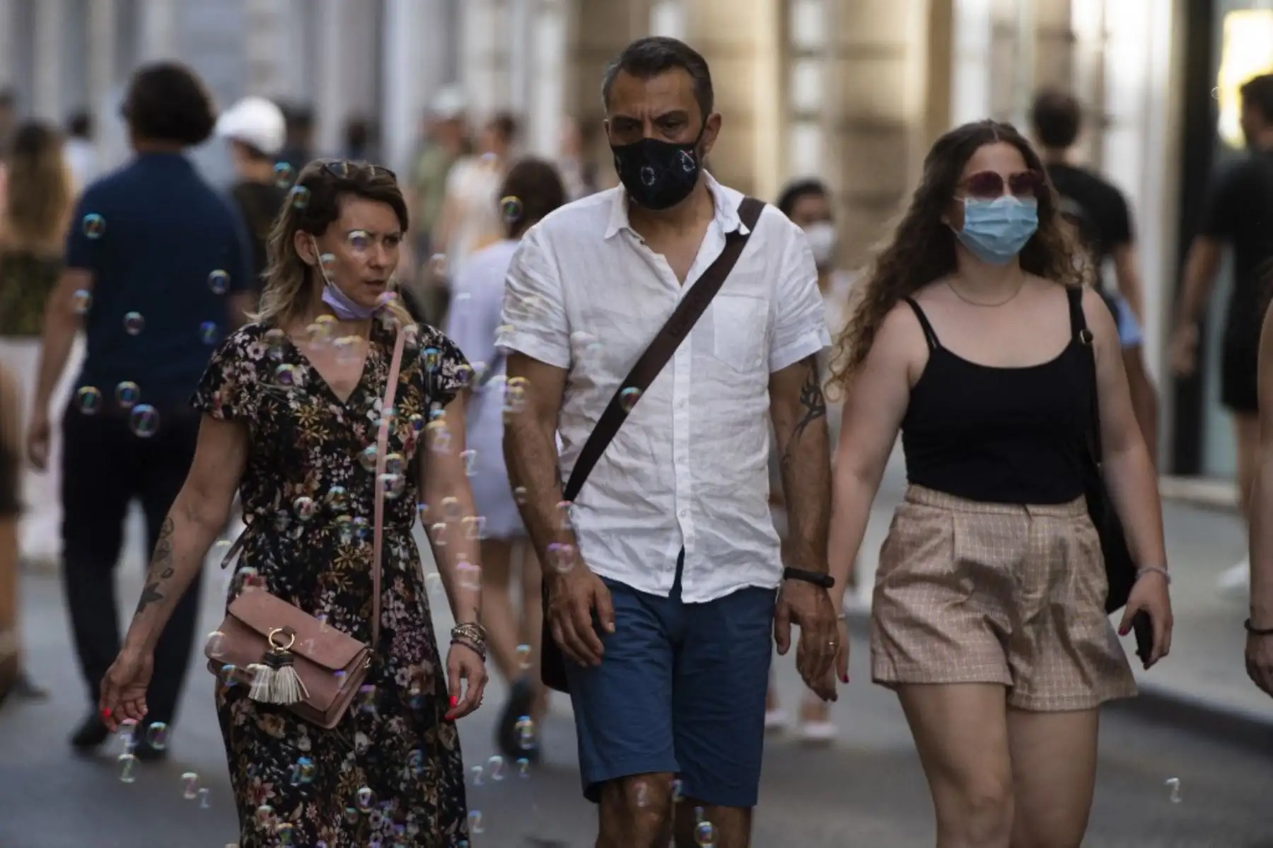 En cuanto a la campaña de vacunación, Italia ha administrado ya 50,1 millones de dosis y casi 18 millones de personas tienen la pauta completa, el equivalente al 33,15 % de la población de más de 12 años. Foto: AFP