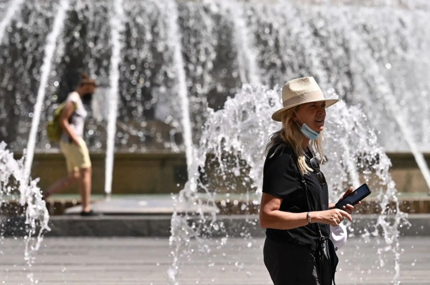 Desde este lunes, ya no es obligatorio llevar mascarilla en el país en espacios abiertos y todas las regiones se encuentran desde este lunes catalogadas como "zona blanca", la de menor riesgo epidemiológico y con la única restricción de llevar mascarilla en espacios cerrados. Foto: AFP