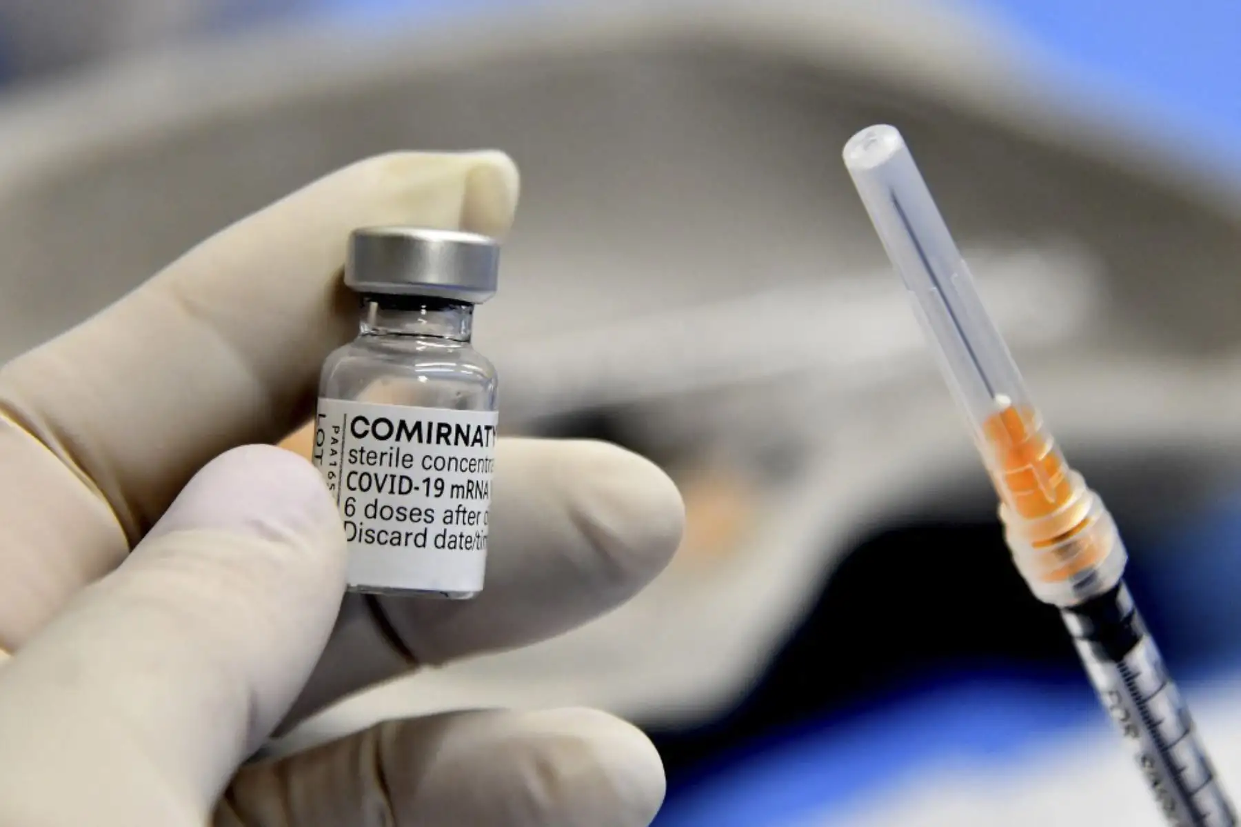 Italia ha comunicado este lunes 389 nuevos contagios por coronavirus y 28 fallecidos, mientras que el 33,15 % de la población de más de 12 años ya está inmunizada, informó hoy el Ministerio de Sanidad. Foto: AFP