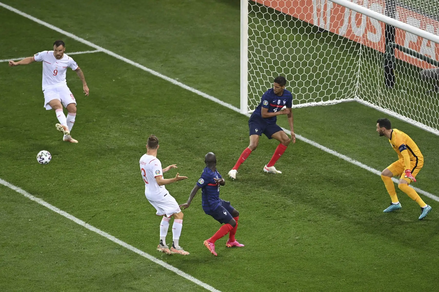El portero de Francia Hugo Lloris observa el balón durante el partido de fútbol de octavos de final de la UEFA EURO 2020. Foto: AFP