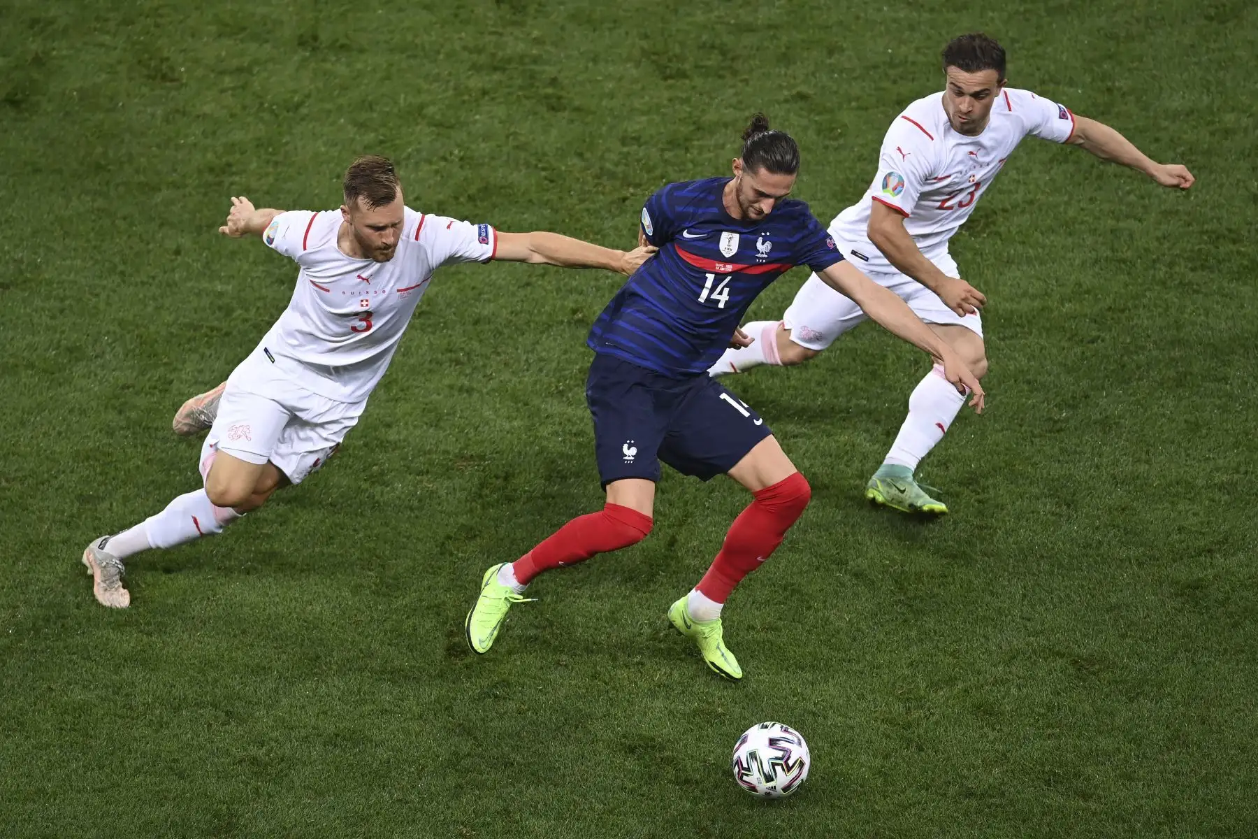 El defensa de Suiza Silvan Widmer y su compañero, Xherdan Shaqir, marca al mediocampista de Francia Adrien Rabiot durante el partido de octavos de final de la UEFA EURO 2020. Foto: AFP