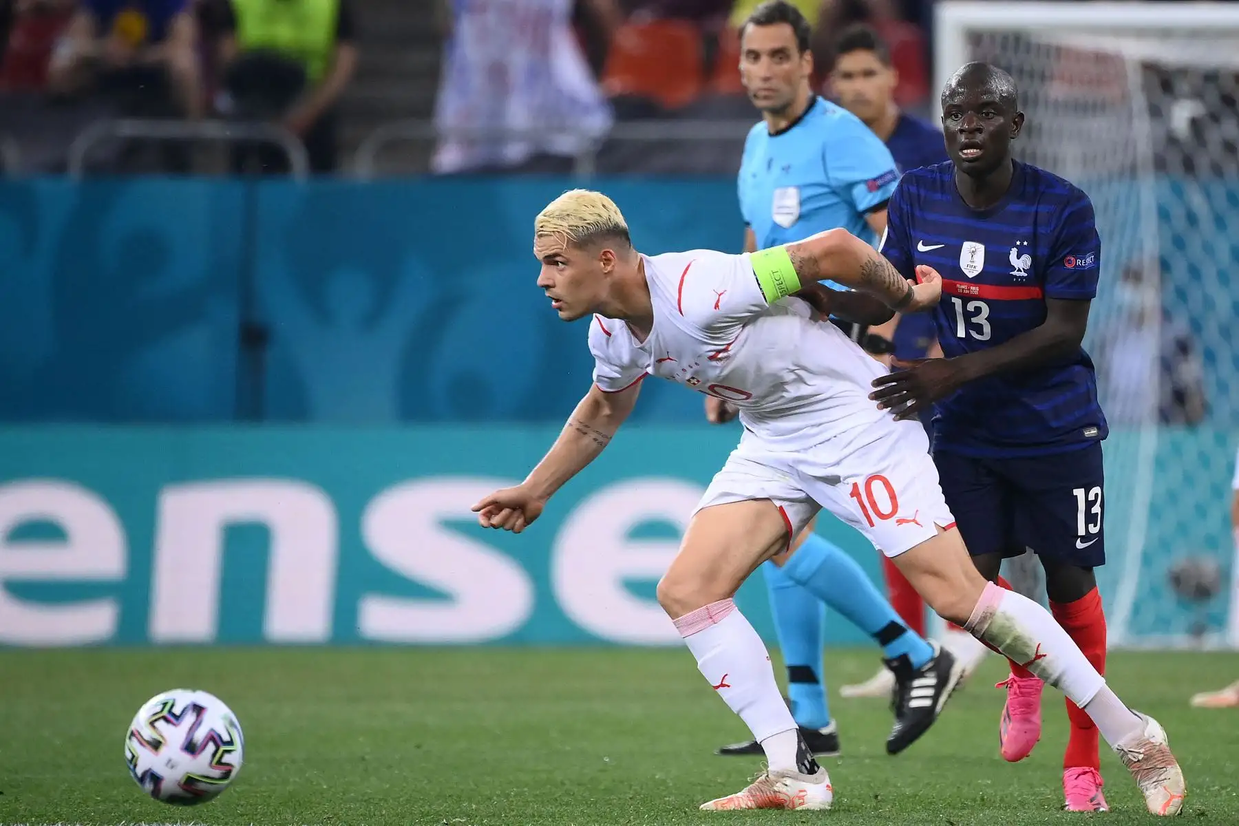 El mediocampista suizo Granit Xhaka marcado por el mediocampista francés N