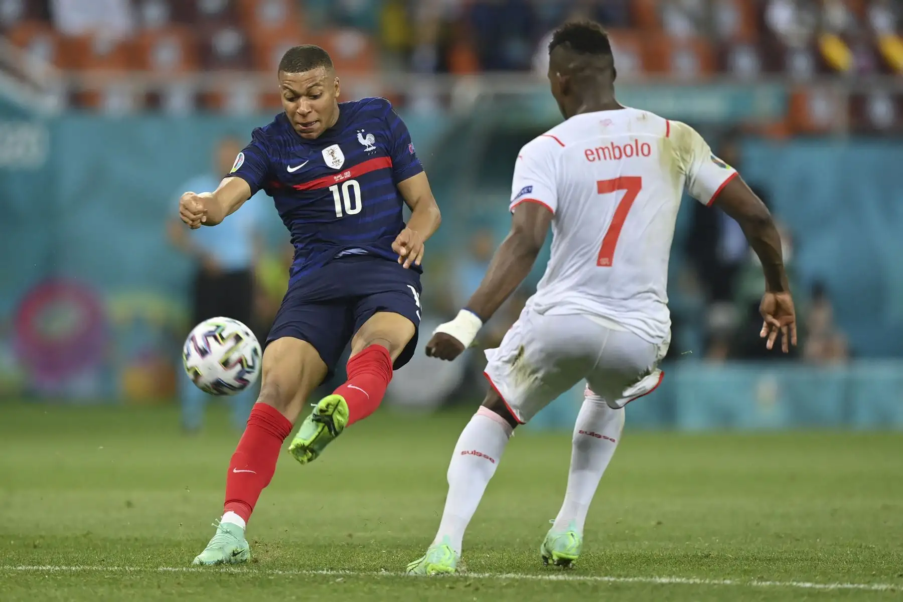 El delantero francés Kylian Mbappe y el delantero suizo Breel Embolo compiten por el balón durante el partido de octavos de final de la UEFA EURO 2020. Foto: AFP