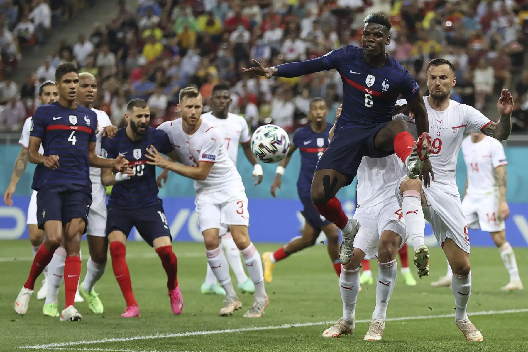 El centrocampista francés Paul Pogba salta para alcanzar el balón durante el partido de octavos de final de la UEFA EURO 2020. Foto: AFP