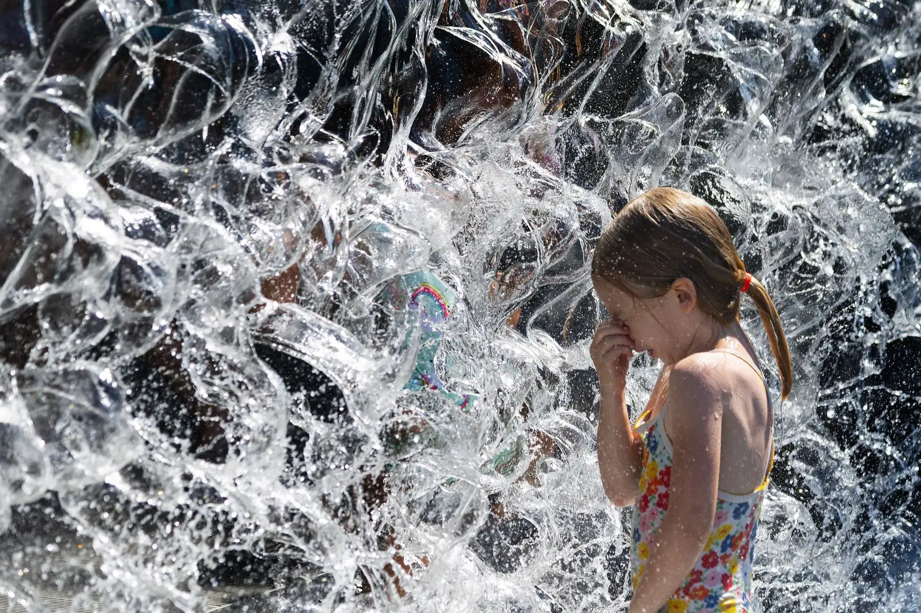 Ahí el termómetro llegó a marcar hoy 39C (102F), después de que el domingo al atardecer la ciudad de Seattle registrase una máxima de 40C (104F), en el día más caluroso desde 1945. Foto: AFP