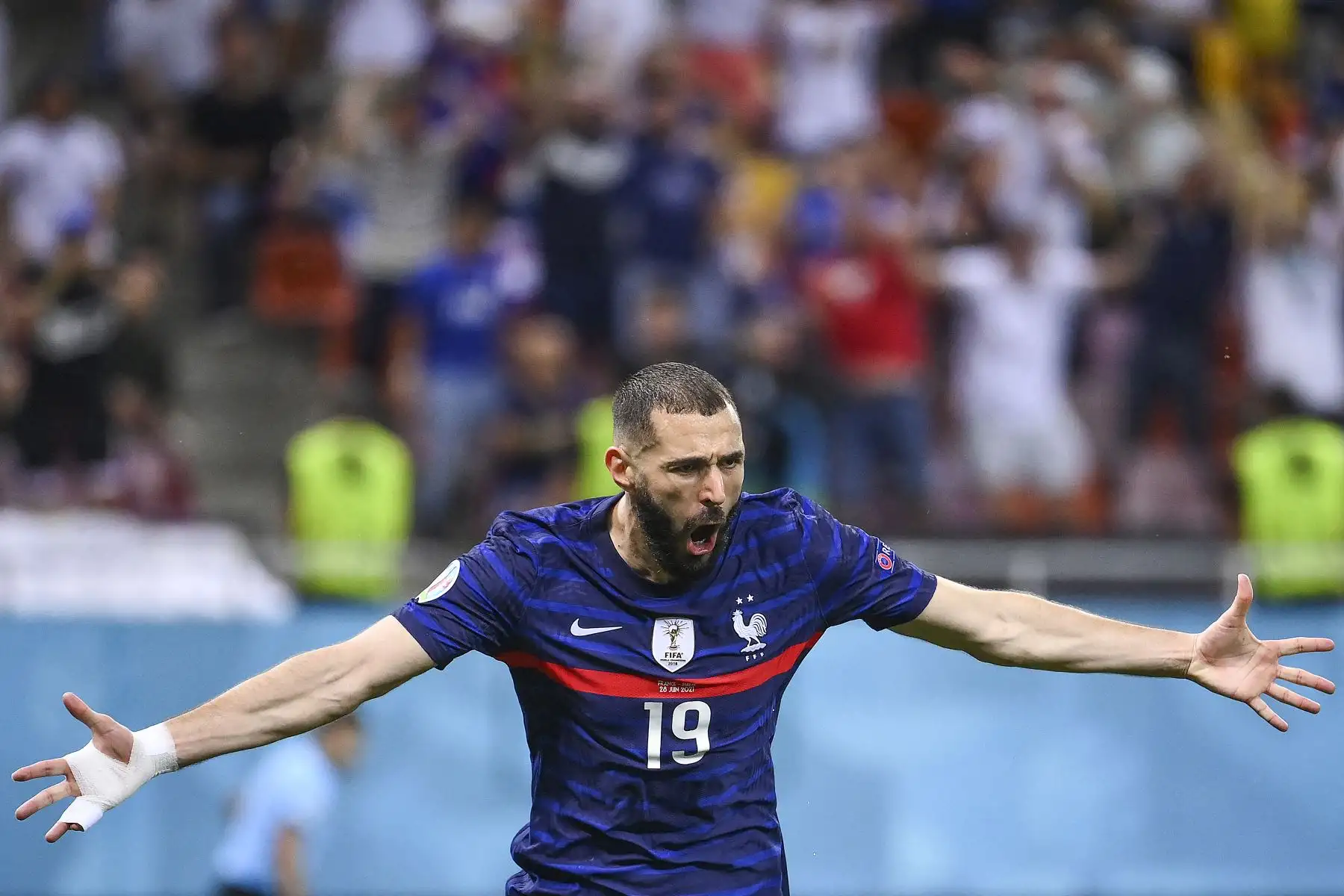 El delantero francés Karim Benzema celebra tras anotar el empate durante el partido de octavos de final de la UEFA EURO 2020. Foto: AFP