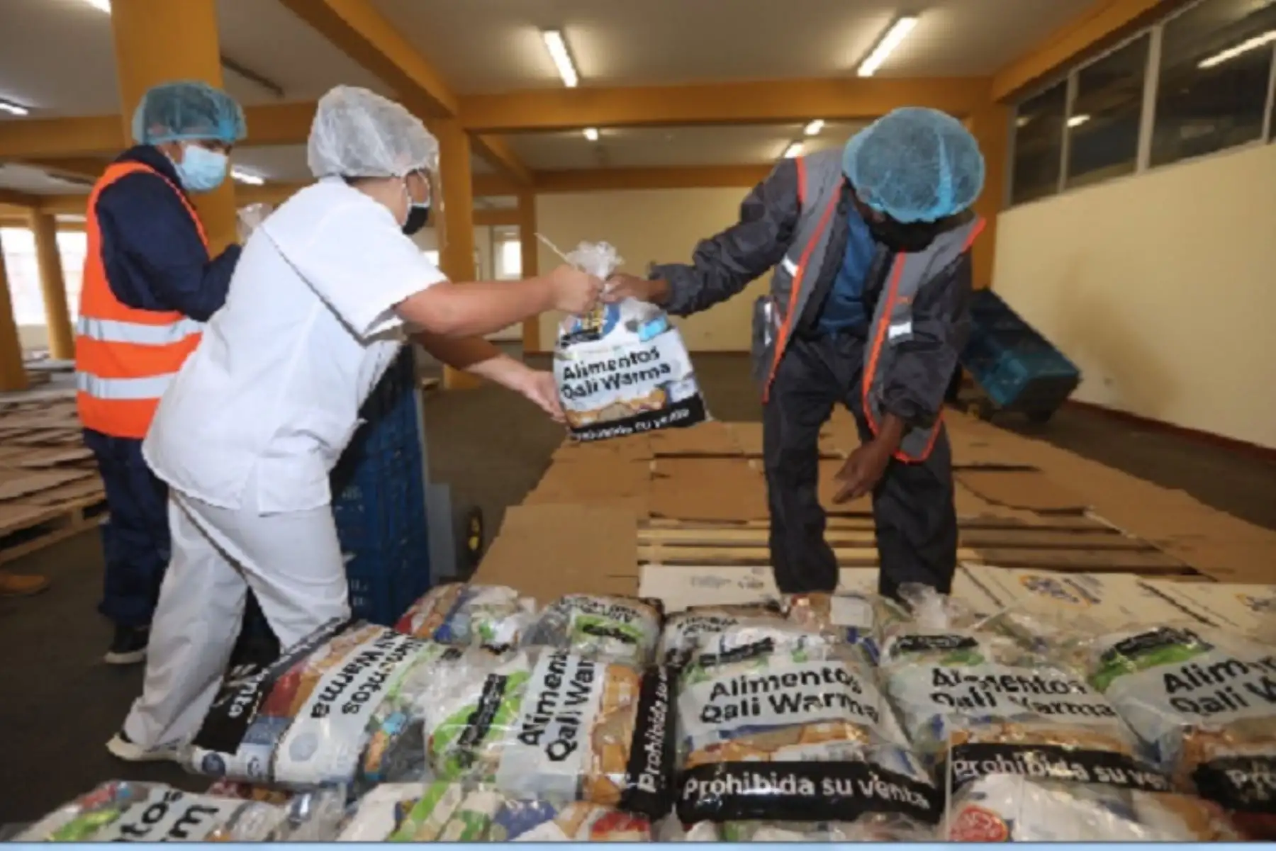 Las bolsas a distribuir contienen leche, aceite, arroz, avena con kiwicha, quinua, arverja partida, lenteja, conservas de pescado, entre otros productos.