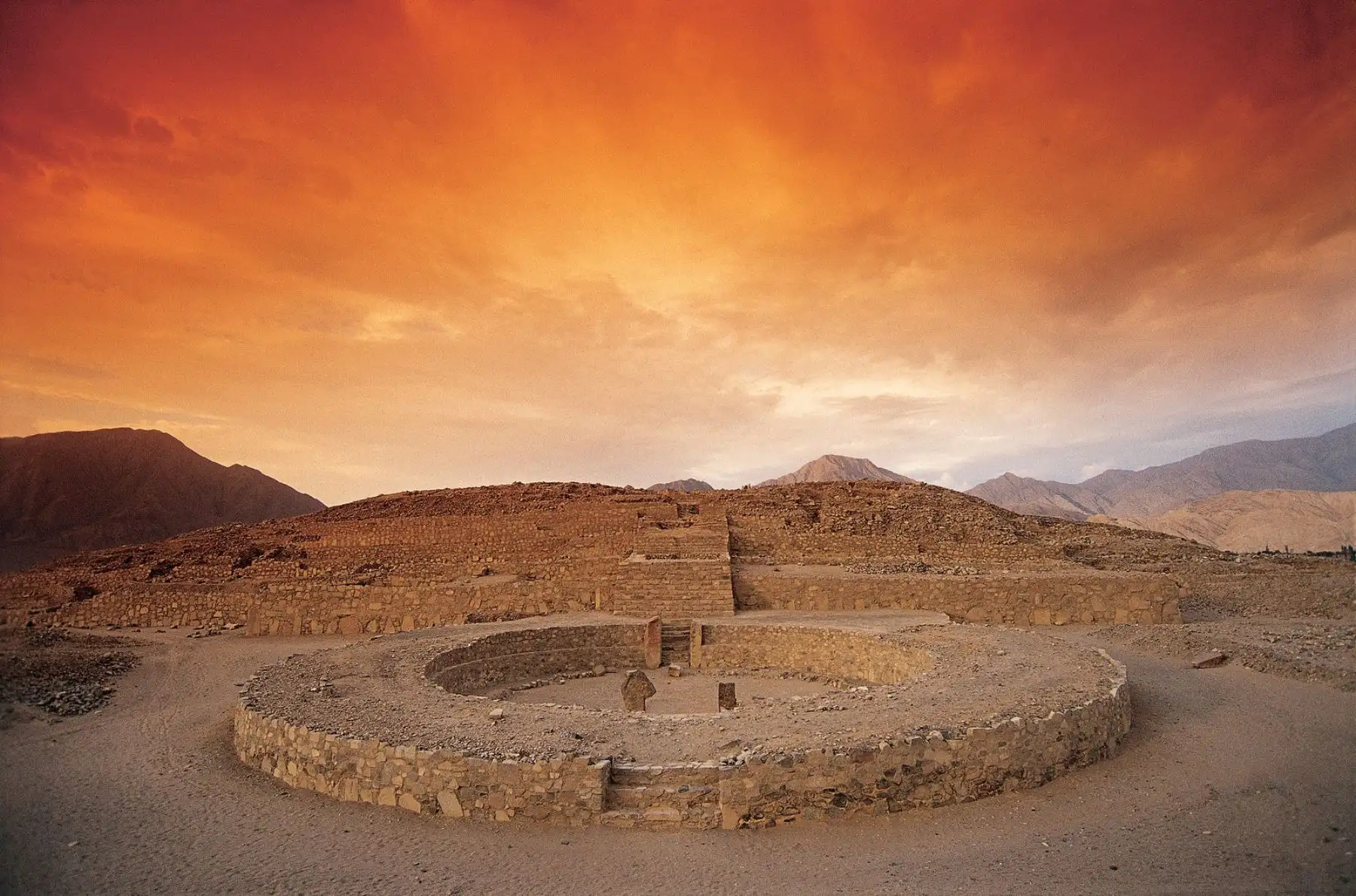 La Ciudad Sagrada de Caral, ubicada en la provincia limeña de Barranca, recibió el sello internacional Safe Travels que lo reconoce como destino turístico seguro ante la covid-19.  ANDINA/Difusión