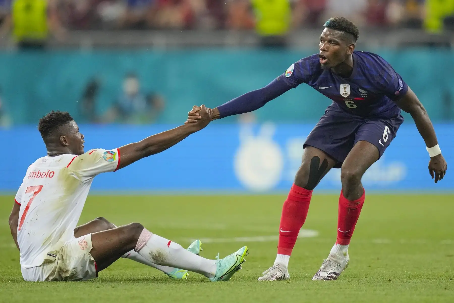 Paul Pogba de Francia y Breel Embolo de Suiza durante el partido de fútbol de octavos de final de la UEFA EURO 2020. Foto: EFE